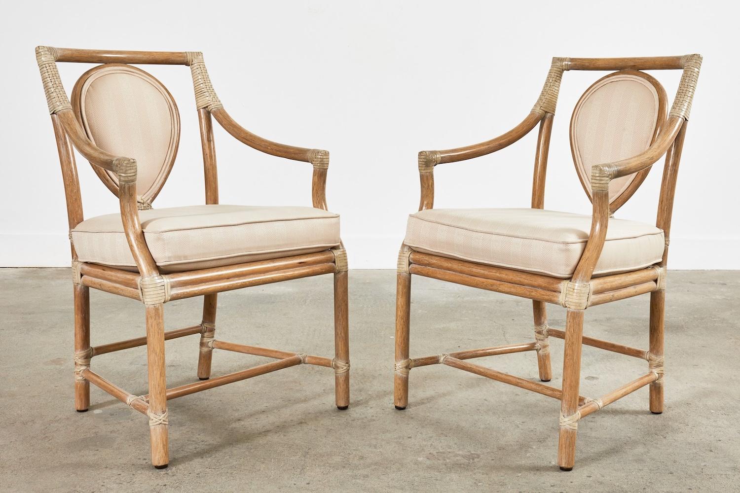 Organico moderno Coppia di poltrone da pranzo Leona Looping in rattan McGuire in vendita