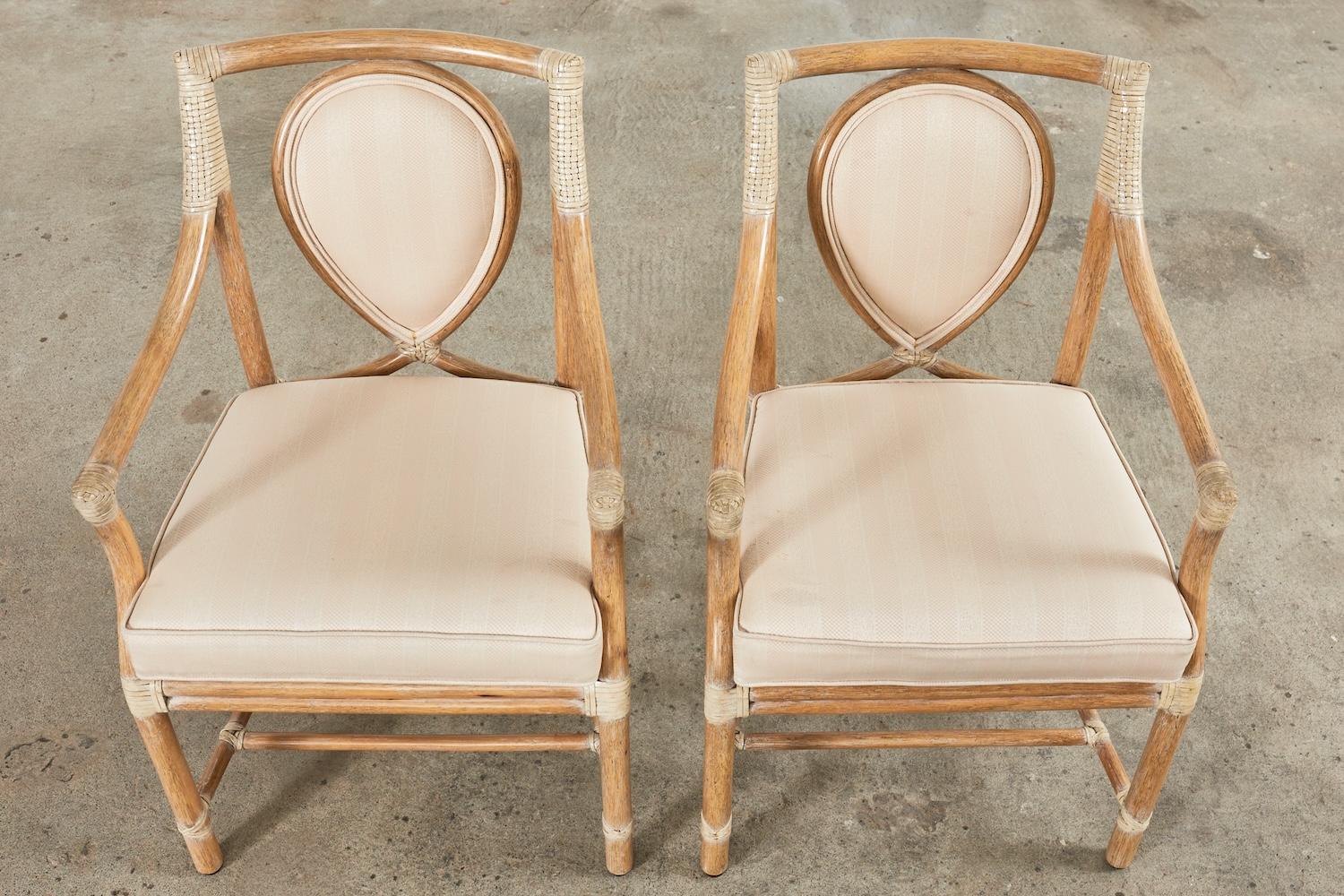 Fatto a mano Coppia di poltrone da pranzo Leona Looping in rattan McGuire in vendita