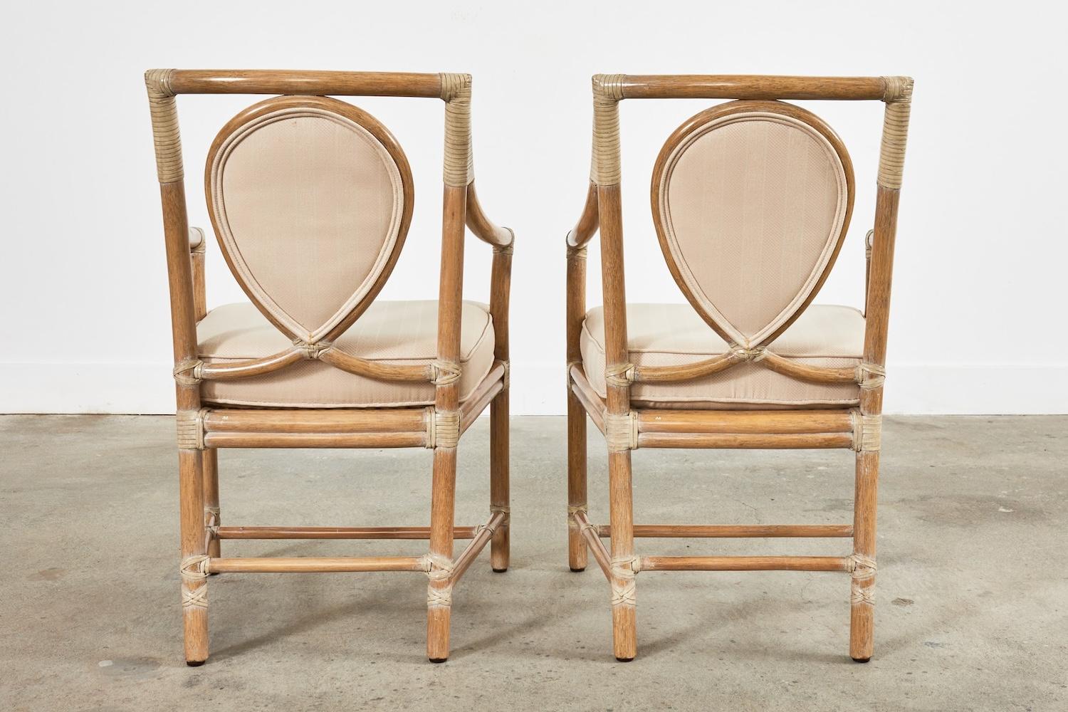 Pelle Coppia di poltrone da pranzo Leona Looping in rattan McGuire in vendita