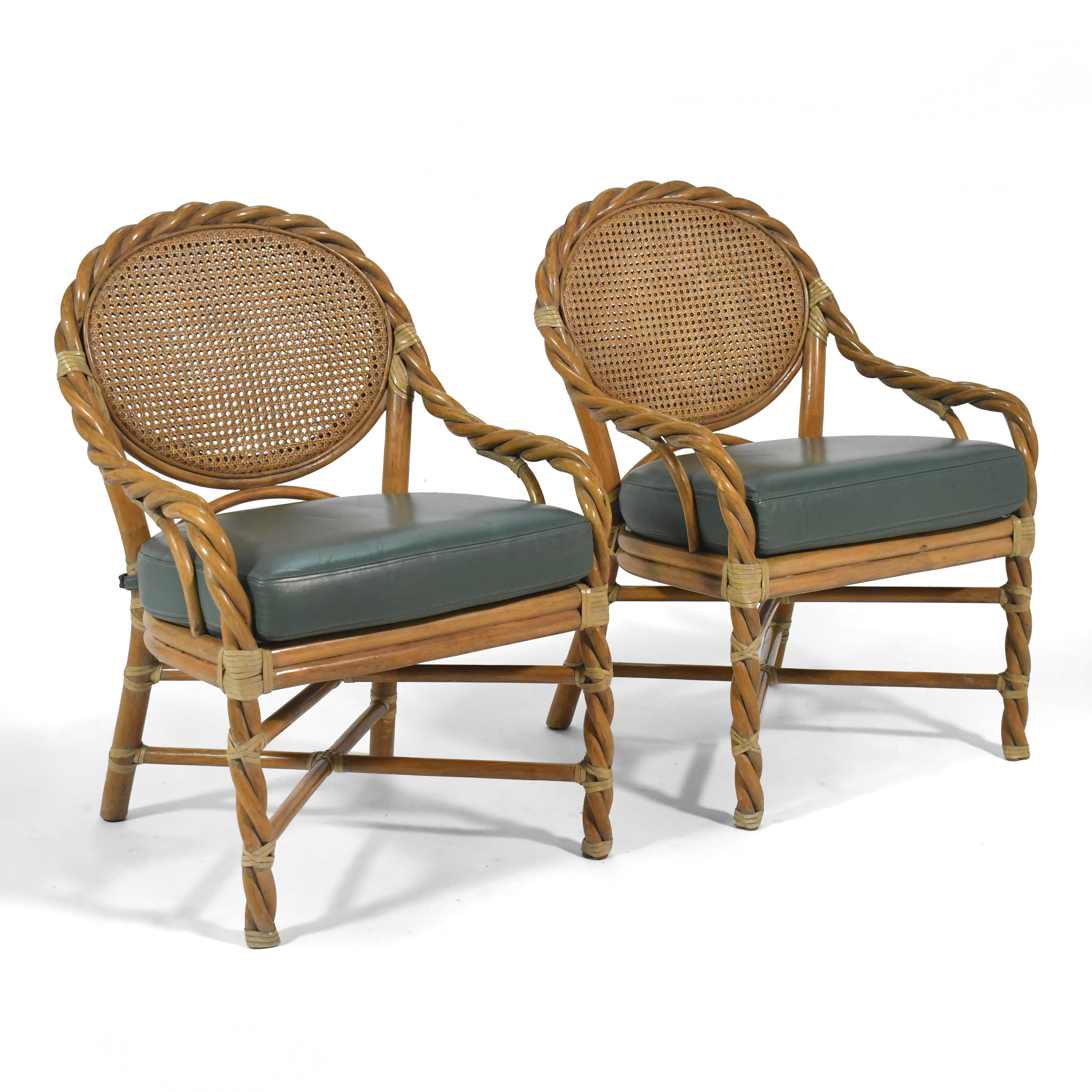 Cette magnifique paire de chaises longues de McGuire élève leur sensibilité sculpturale sophistiquée à un autre niveau. Les pieds avant sont constitués de bandes torsadées qui s'enroulent autour du dossier de l'assise de manière ondulante,
