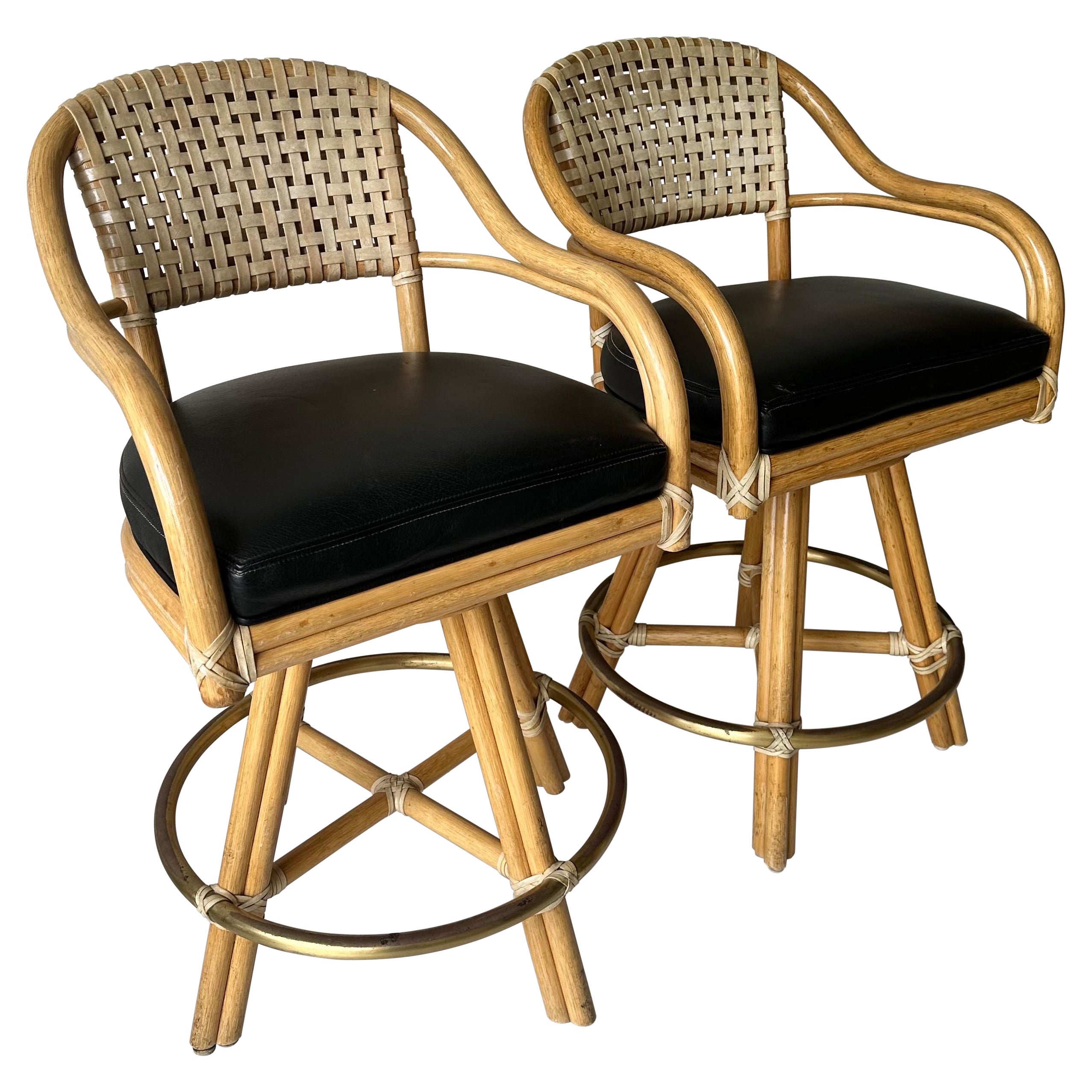 Paar schwenkbare McGuire-Rattan-Barhocker mit Drehung