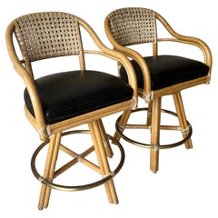 Paar schwenkbare McGuire-Rattan-Barhocker mit Drehung