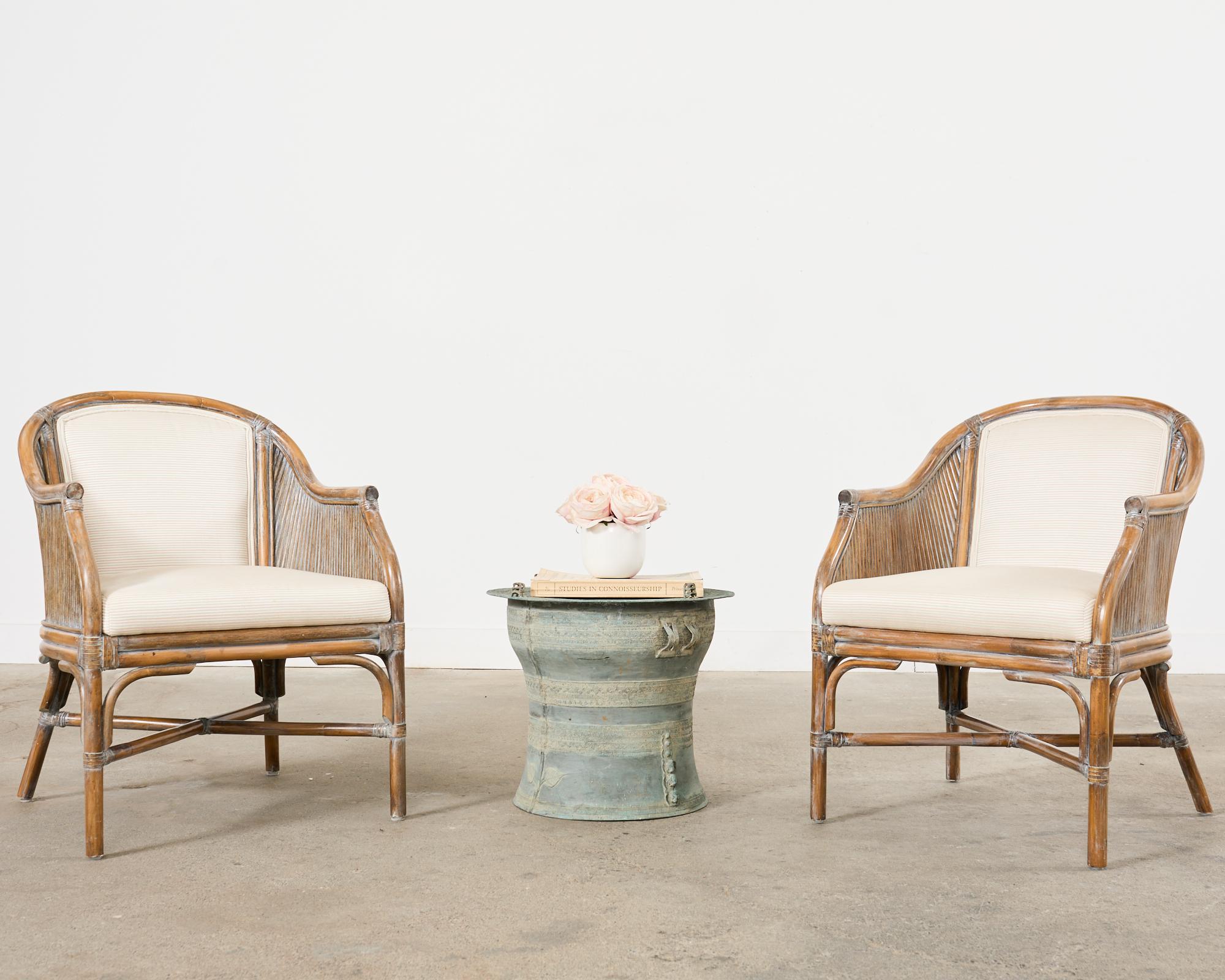 Splendida coppia di poltrone moderne in rattan organico e bambù a forma di barile realizzate secondo lo stile costiero californiano di McGuire. Prodotte da artigiani californiani a Los Angeles, le sedie hanno un'iconica forma moderna di metà secolo.