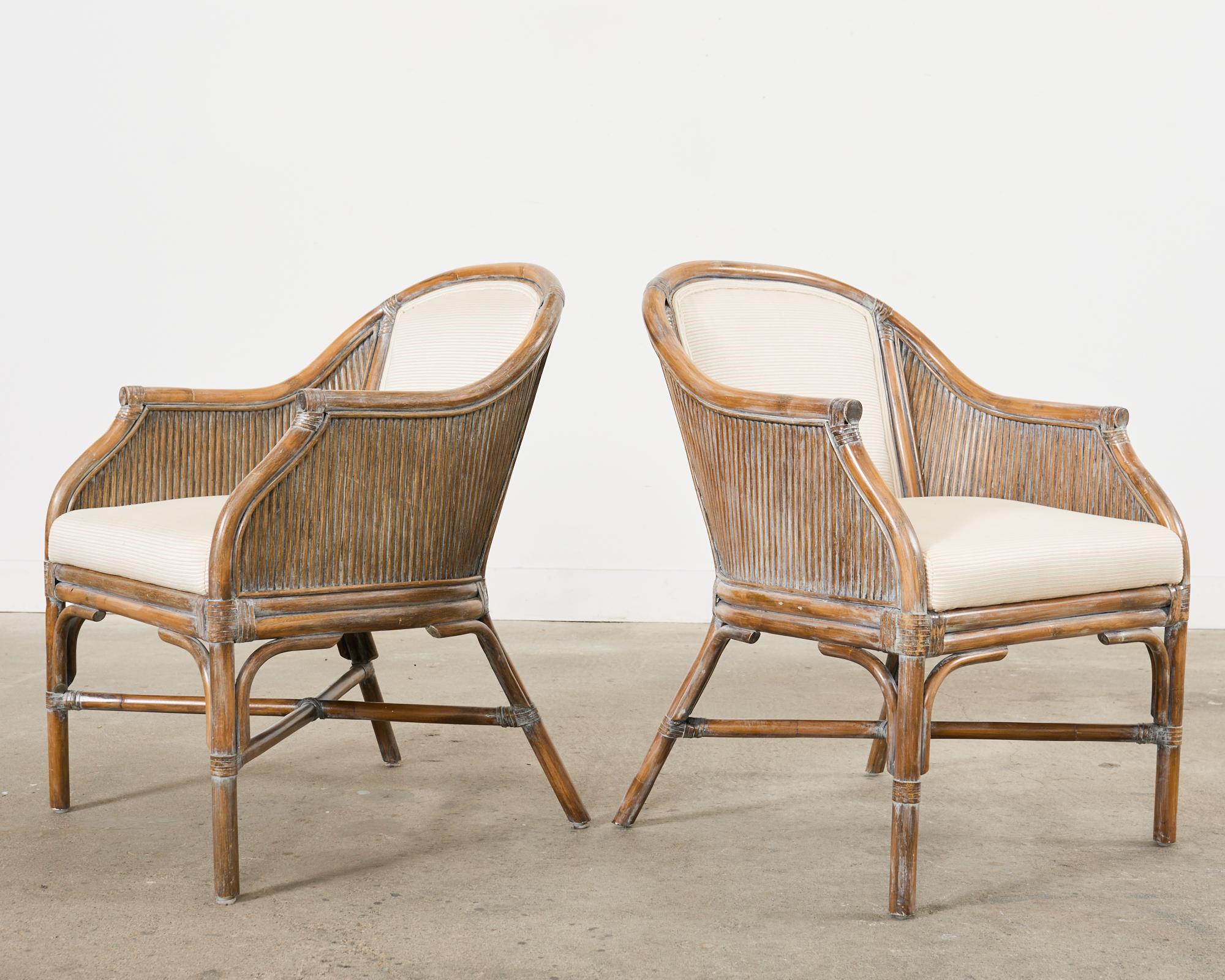 Americano Coppia di sedie a botte in stile McGuire in rattan organico e moderno in vendita