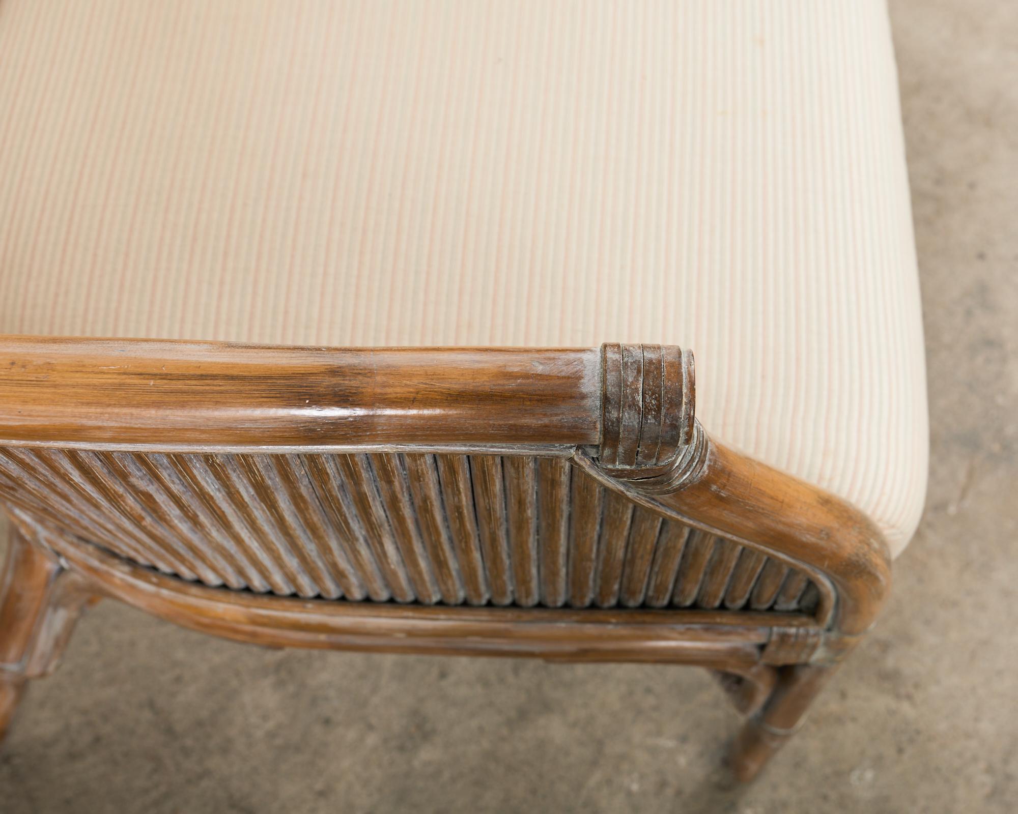 Fatto a mano Coppia di sedie a botte in stile McGuire in rattan organico e moderno in vendita