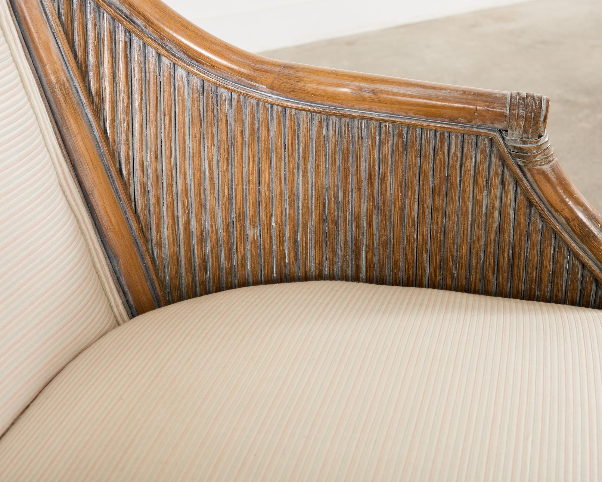 XX secolo Coppia di sedie a botte in stile McGuire in rattan organico e moderno in vendita