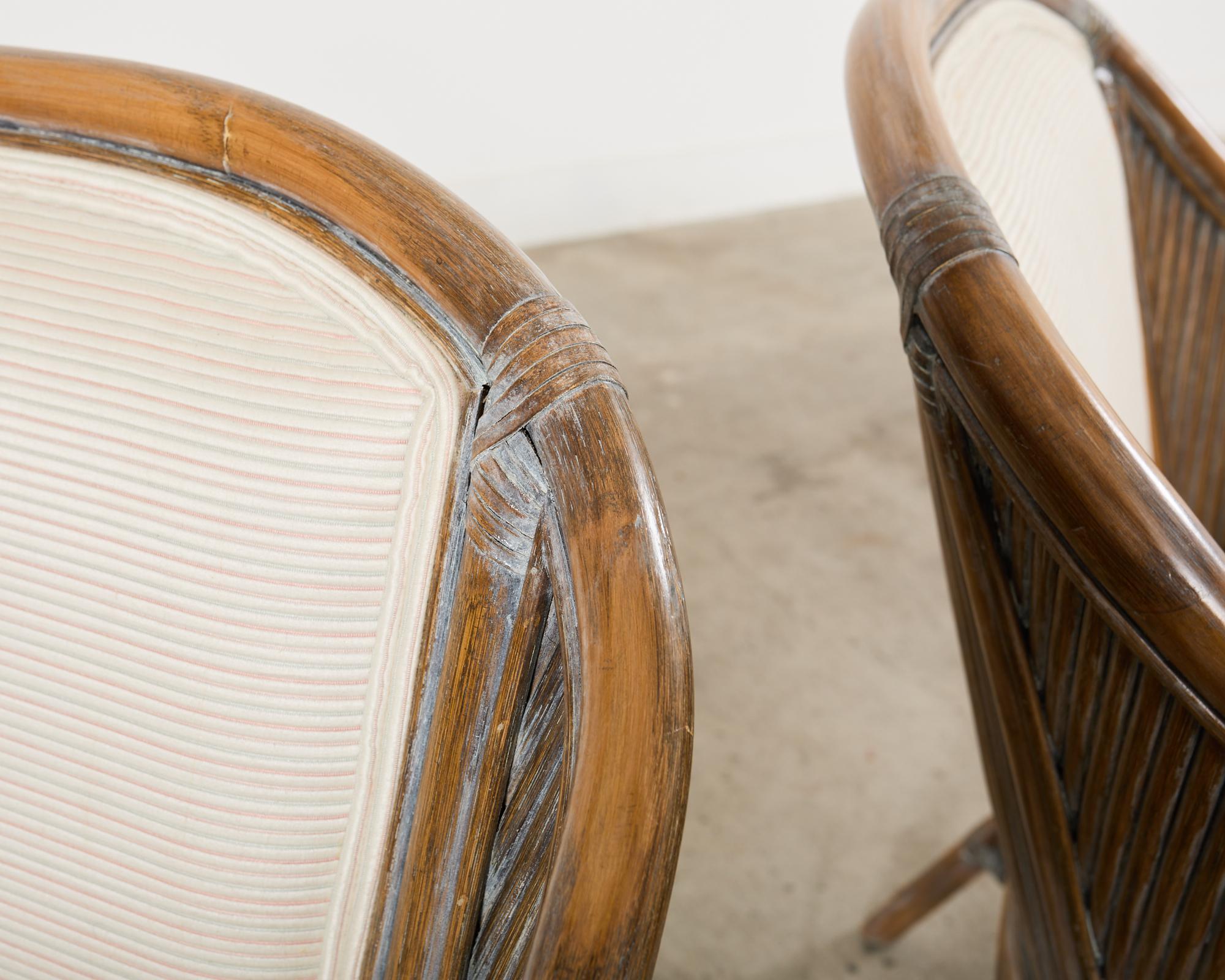 Tessuto Coppia di sedie a botte in stile McGuire in rattan organico e moderno in vendita