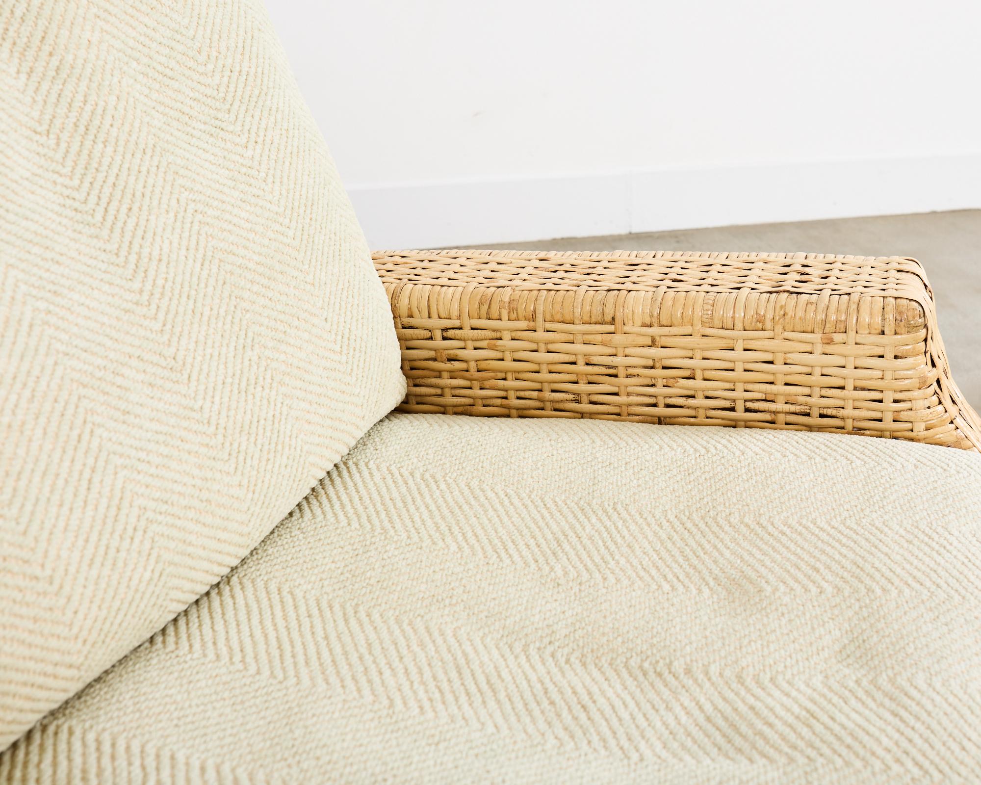 Paire de chaises longues en rotin McGuire et pouf en vente 2
