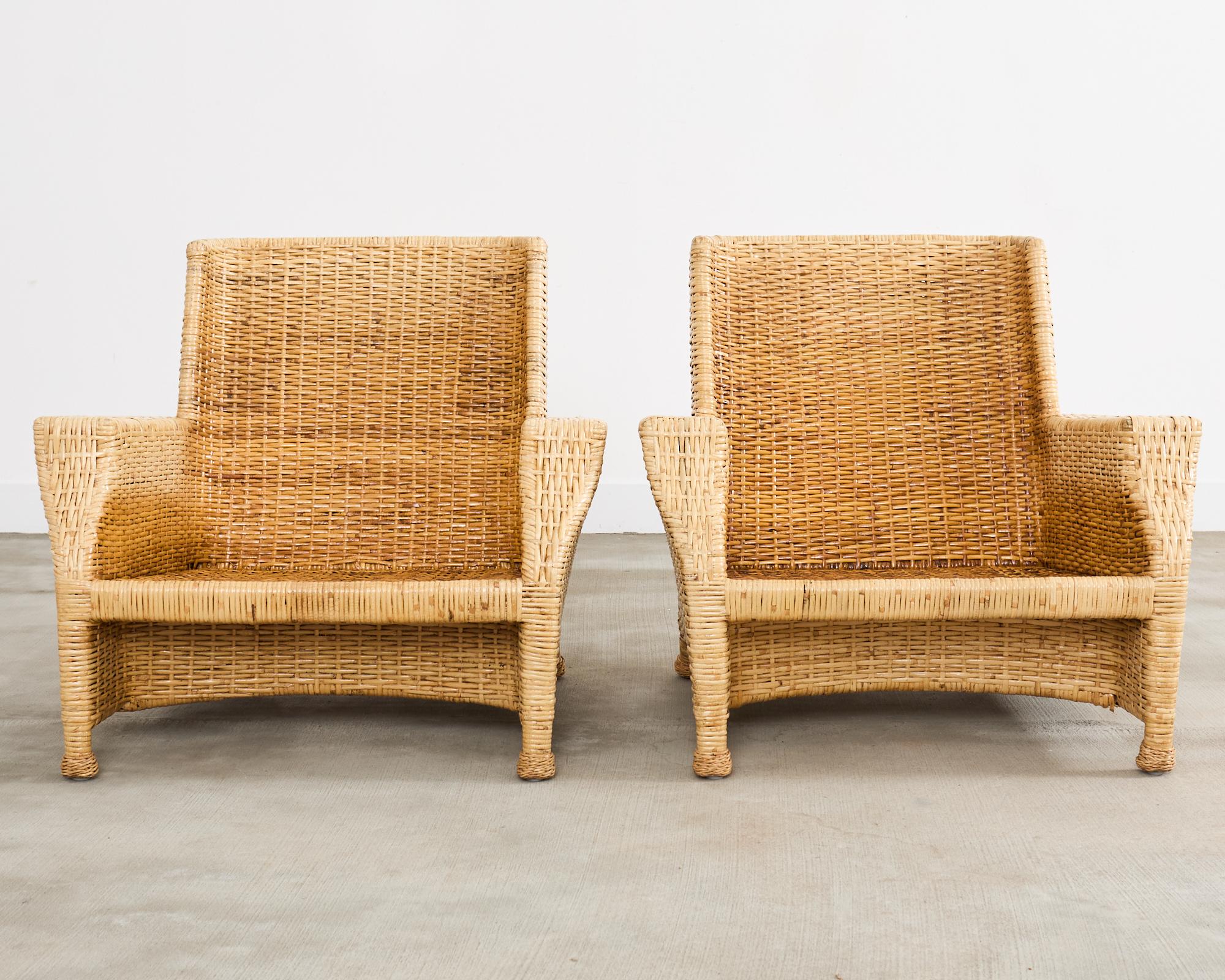 Paire de chaises longues en rotin McGuire et pouf en vente 3