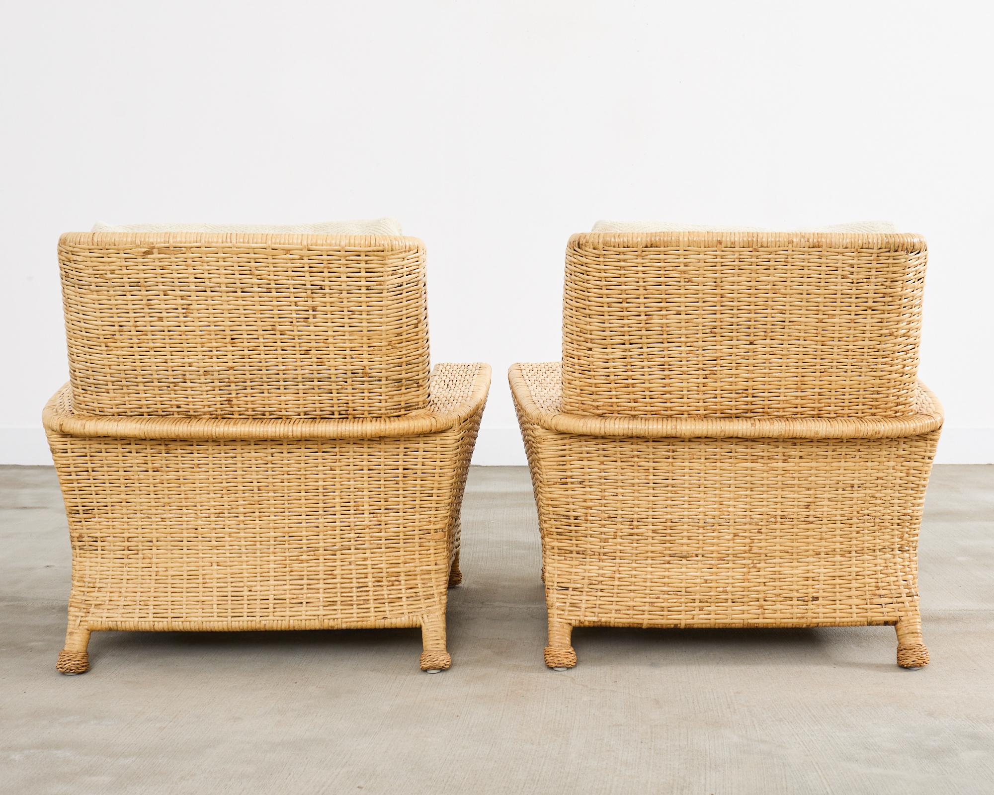 Paire de chaises longues en rotin McGuire et pouf en vente 4