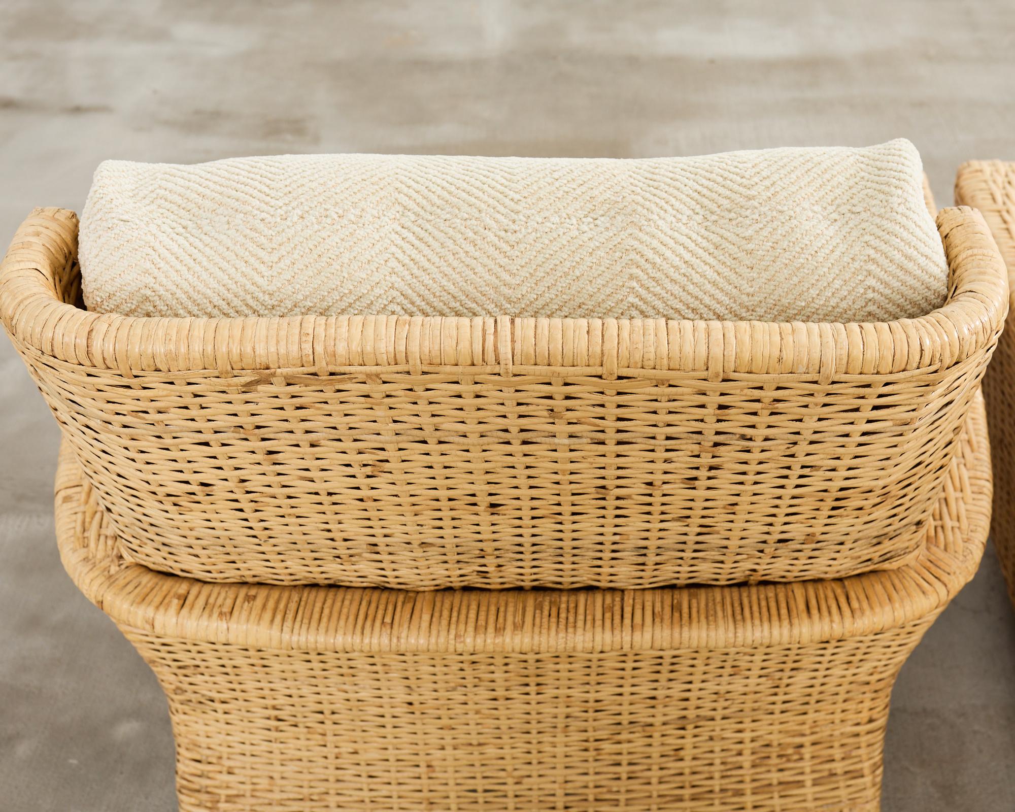 Paire de chaises longues en rotin McGuire et pouf en vente 5