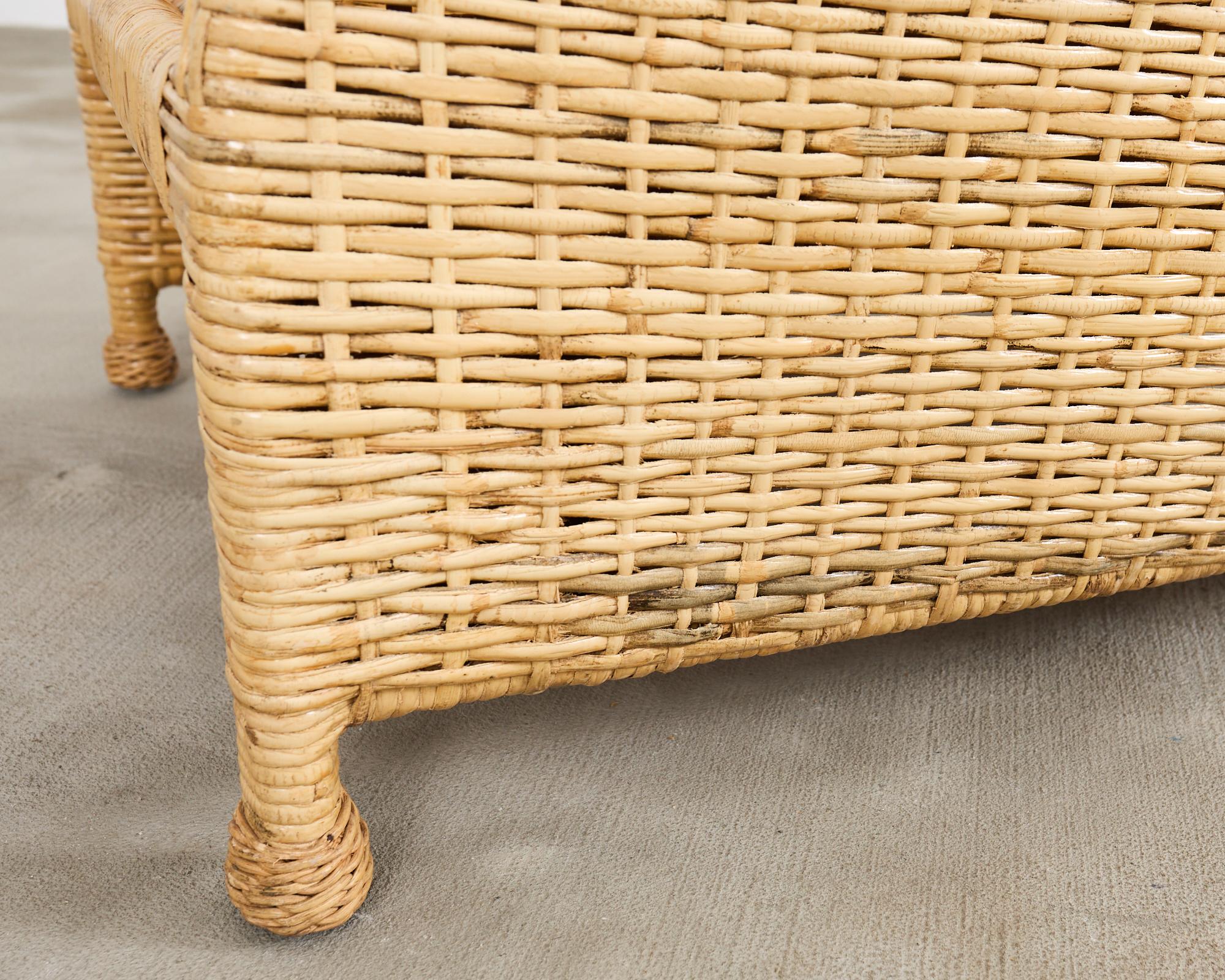 Paire de chaises longues en rotin McGuire et pouf en vente 9