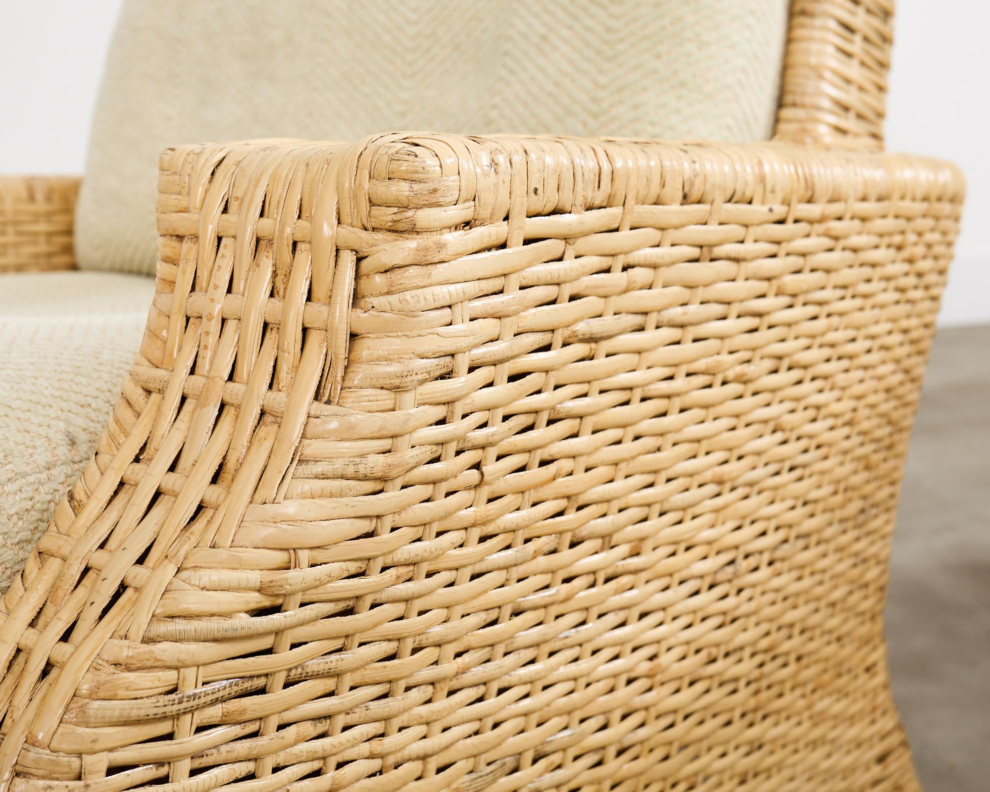 Paire de chaises longues en rotin McGuire et pouf en vente 10