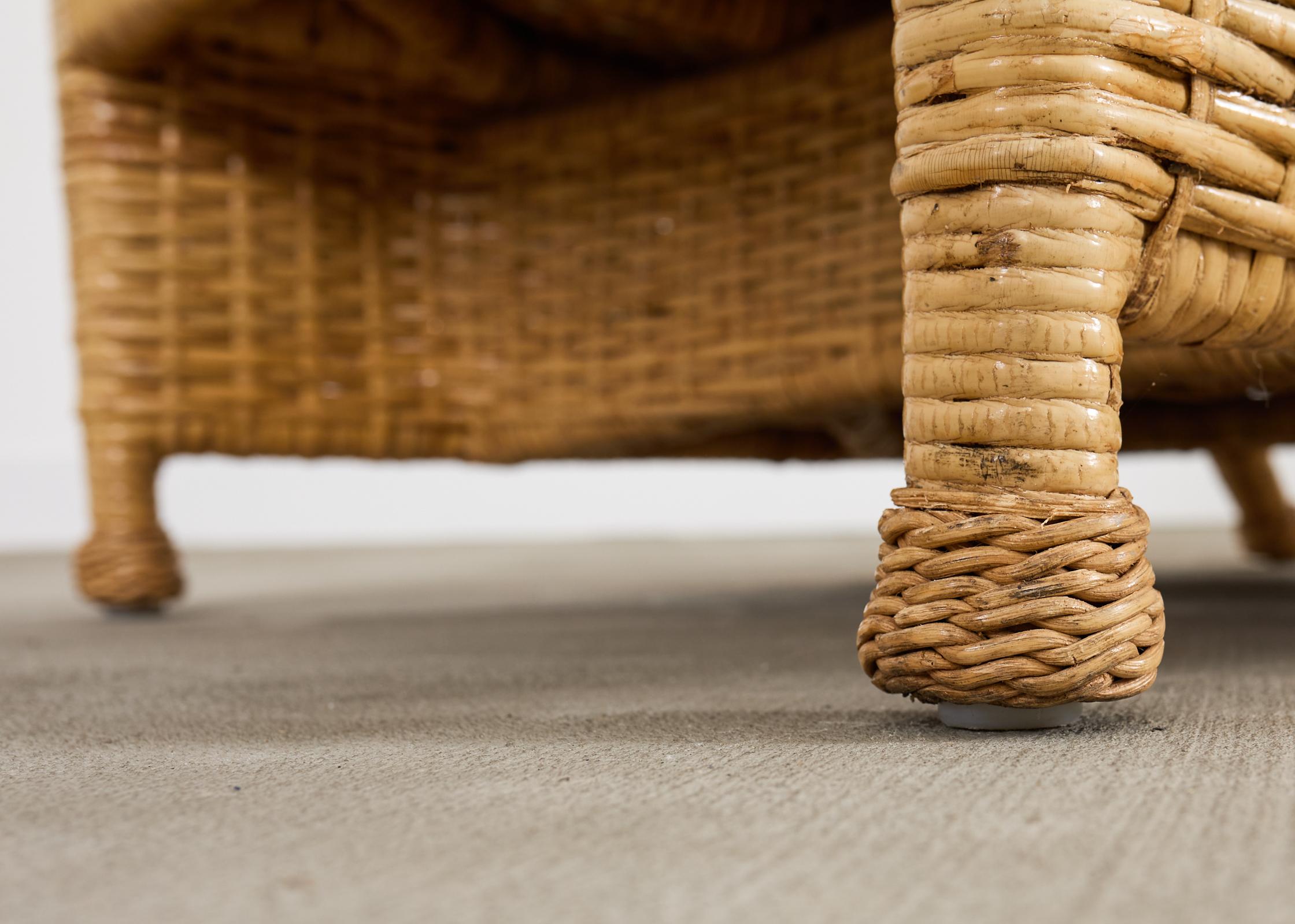 Paire de chaises longues en rotin McGuire et pouf en vente 11
