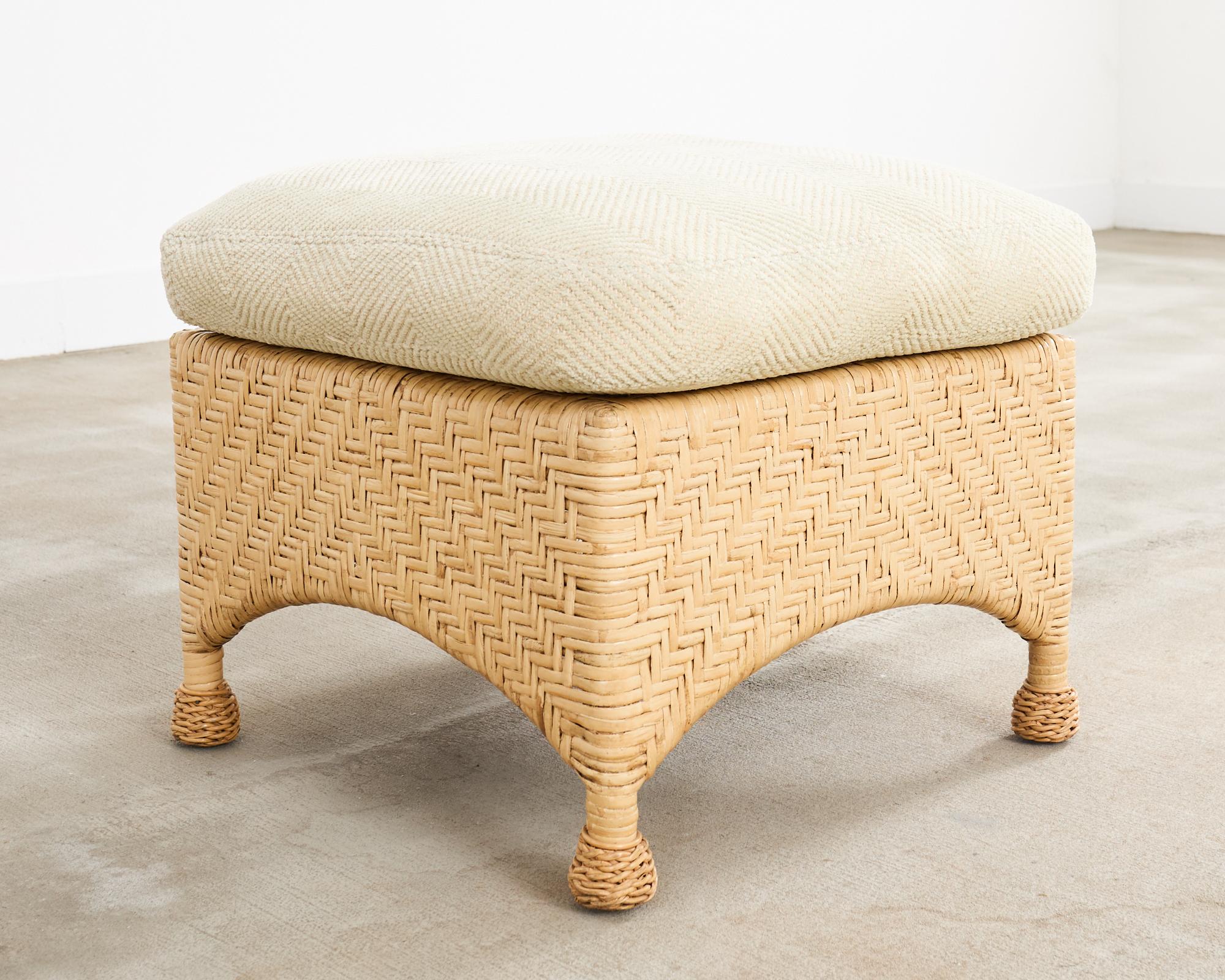 Paire de chaises longues en rotin McGuire et pouf en vente 12