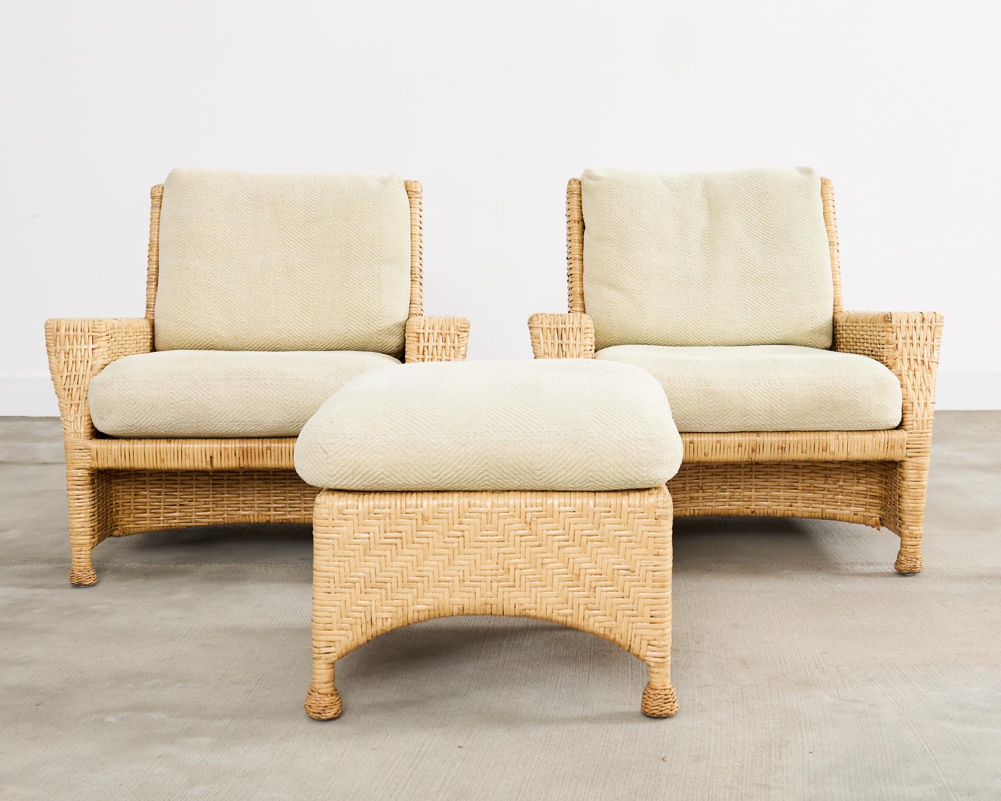 Organique Paire de chaises longues en rotin McGuire et pouf en vente