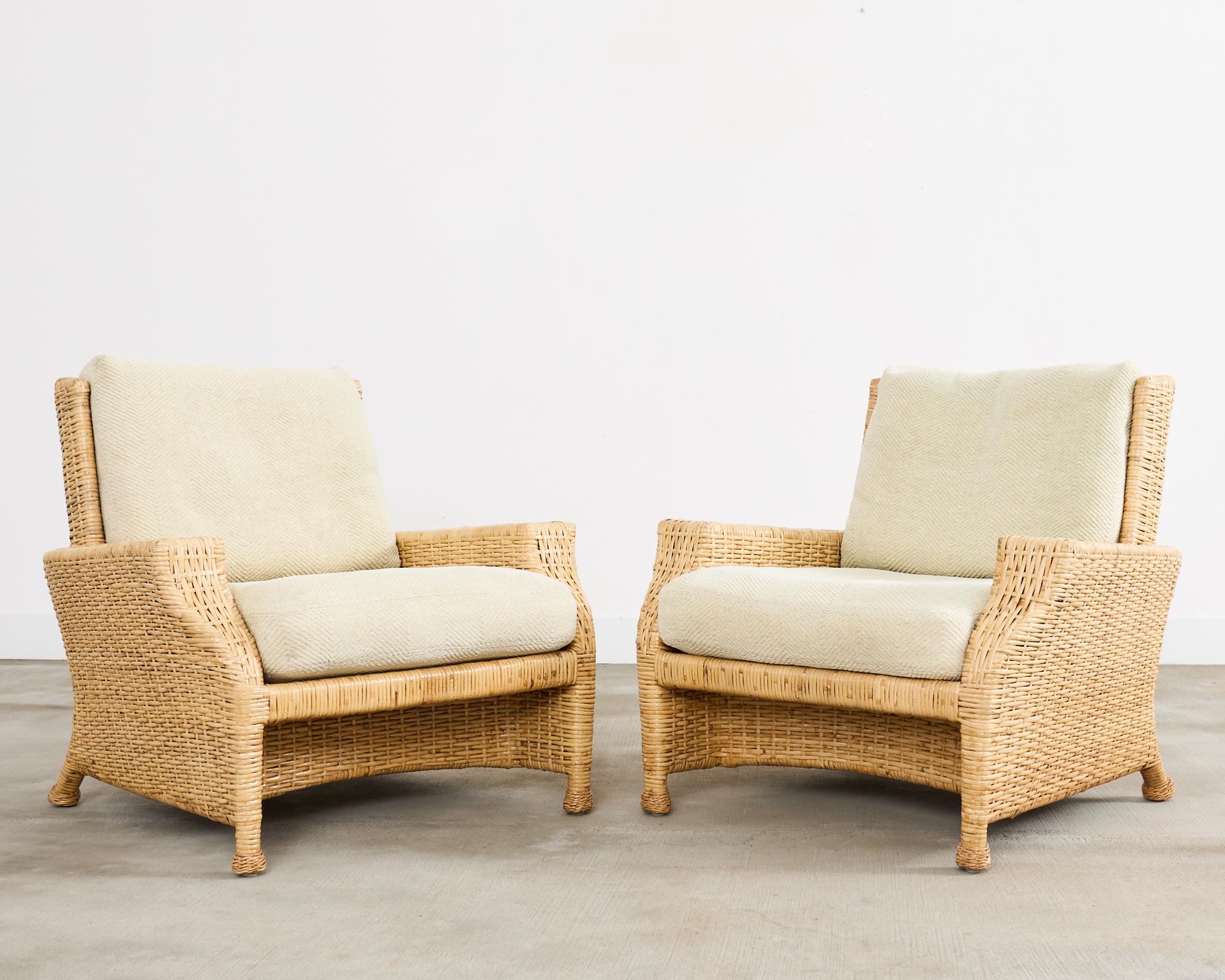 Américain Paire de chaises longues en rotin McGuire et pouf en vente