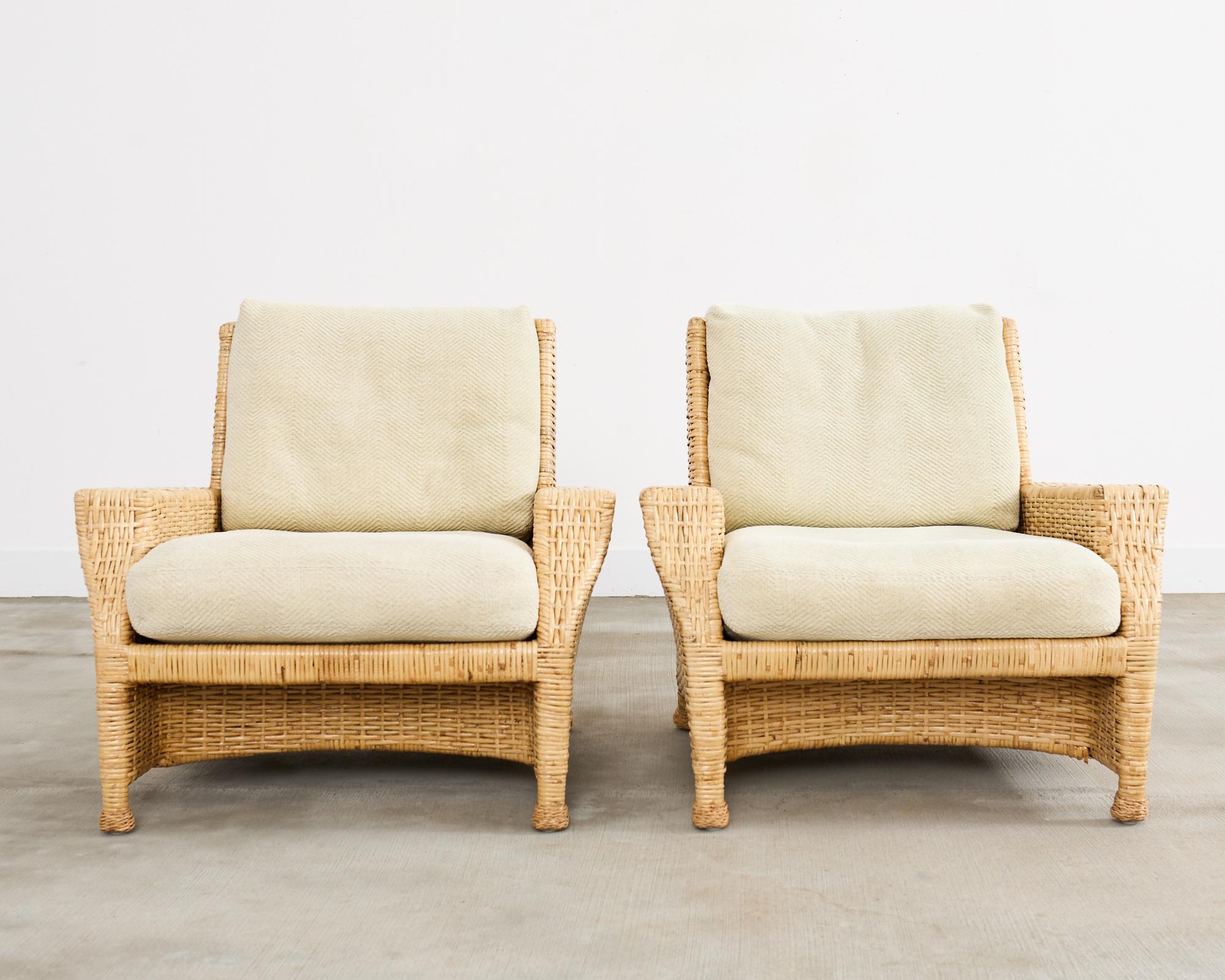 Fait main Paire de chaises longues en rotin McGuire et pouf en vente
