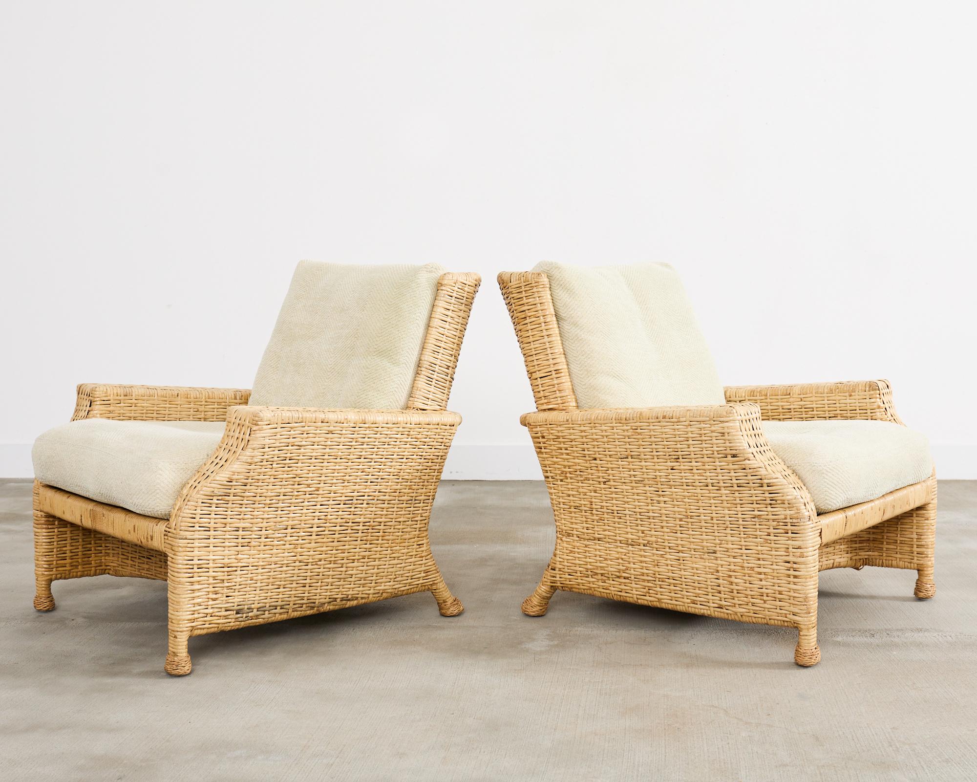 20ième siècle Paire de chaises longues en rotin McGuire et pouf en vente