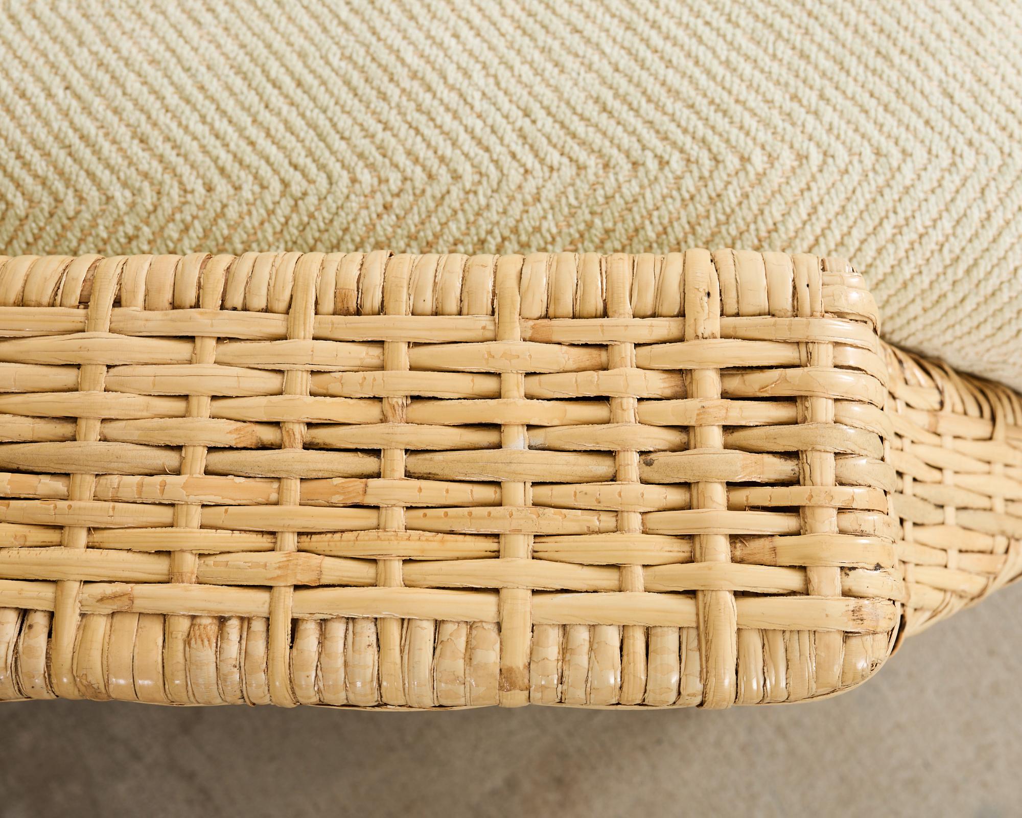 Tissu Paire de chaises longues en rotin McGuire et pouf en vente