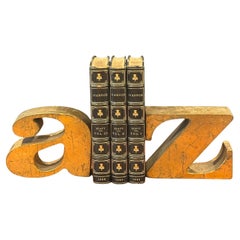 Paire de serre-livres MCM « A to Z » en fer finition feuille d'or par Curtis Jere
