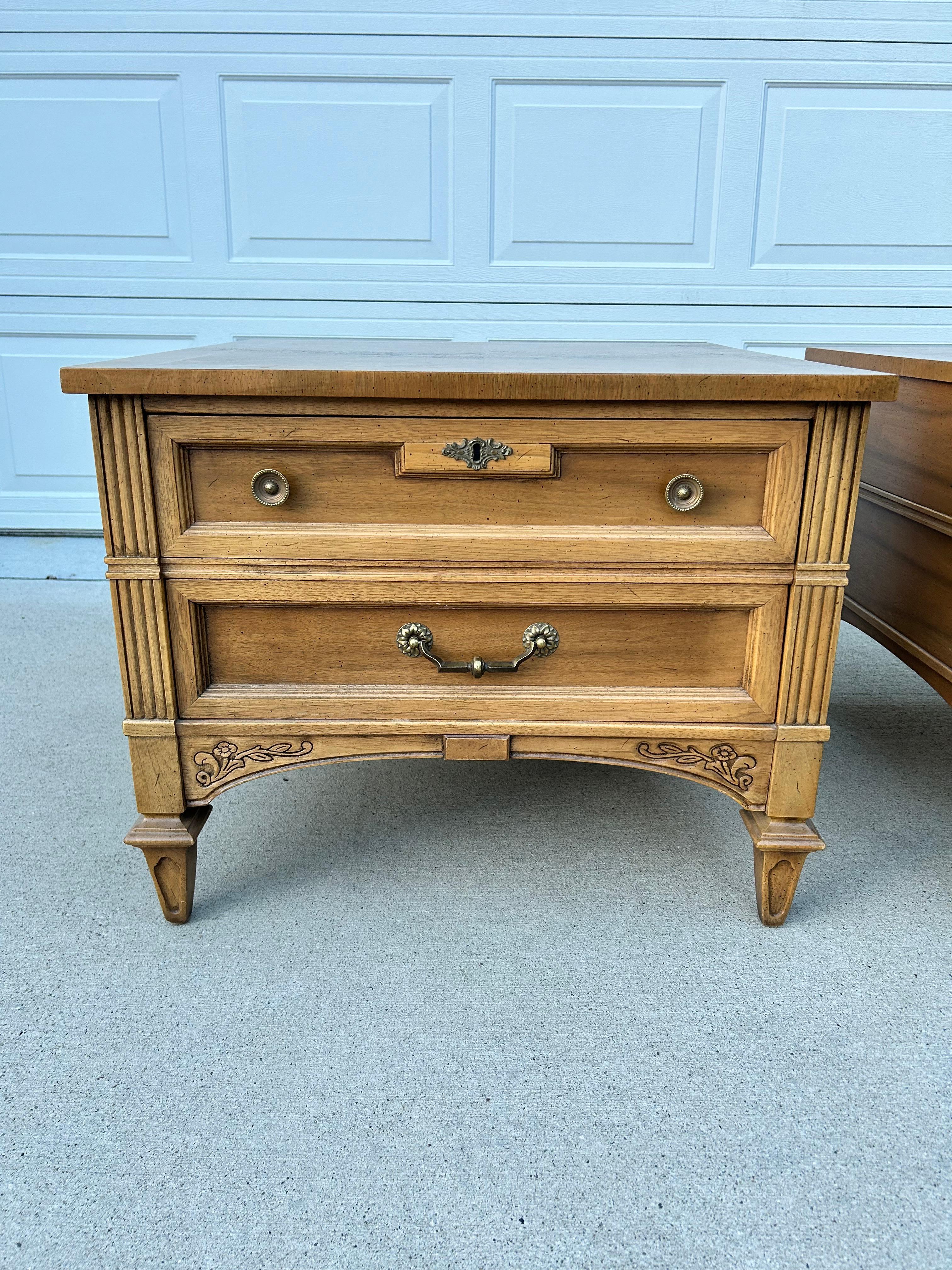 Pareja de mesillas de noche MCM American of Martinsville en venta 3