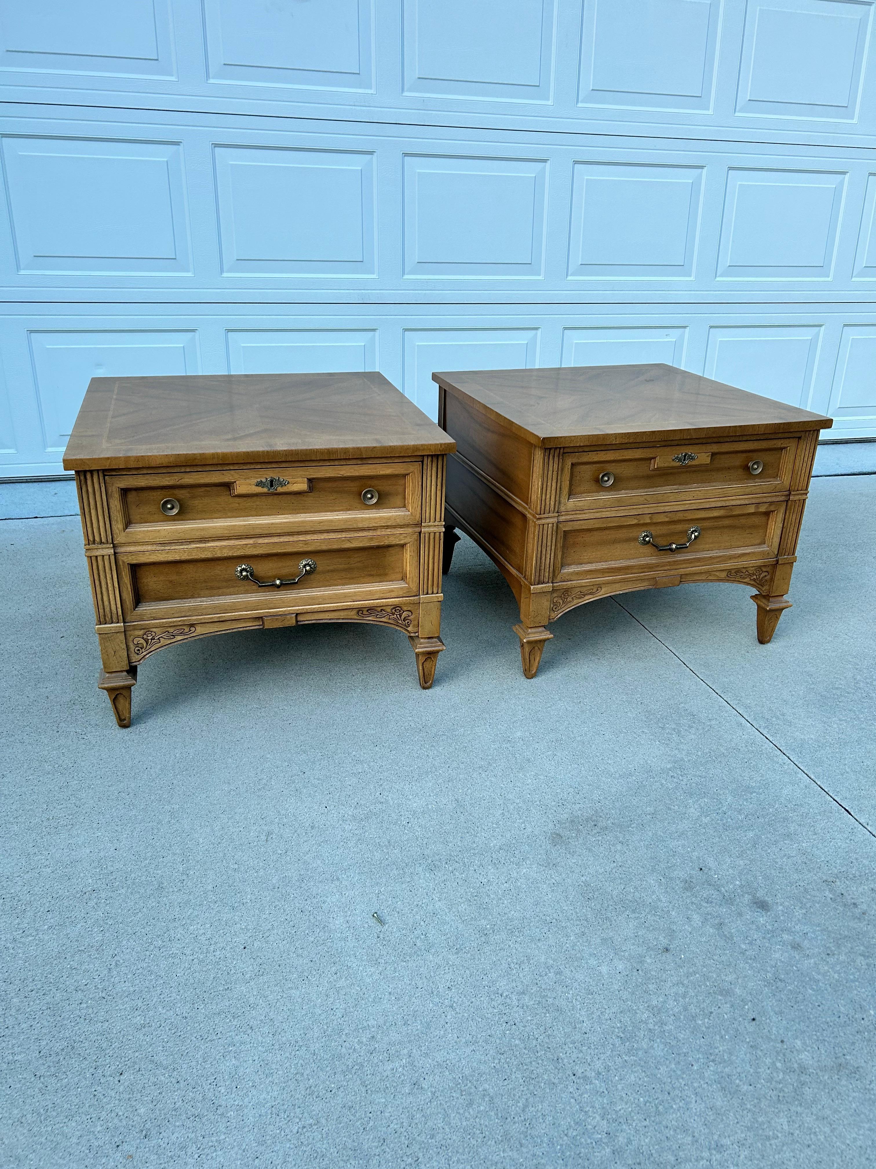 Pareja de mesas de noche o auxiliares American of Martinsville, modernas de mediados de siglo. En general en buen estado, algunos puntos que tienen algunas imperfecciones, por favor ver fotos para más detalles. Estas mesas auxiliares son ideales