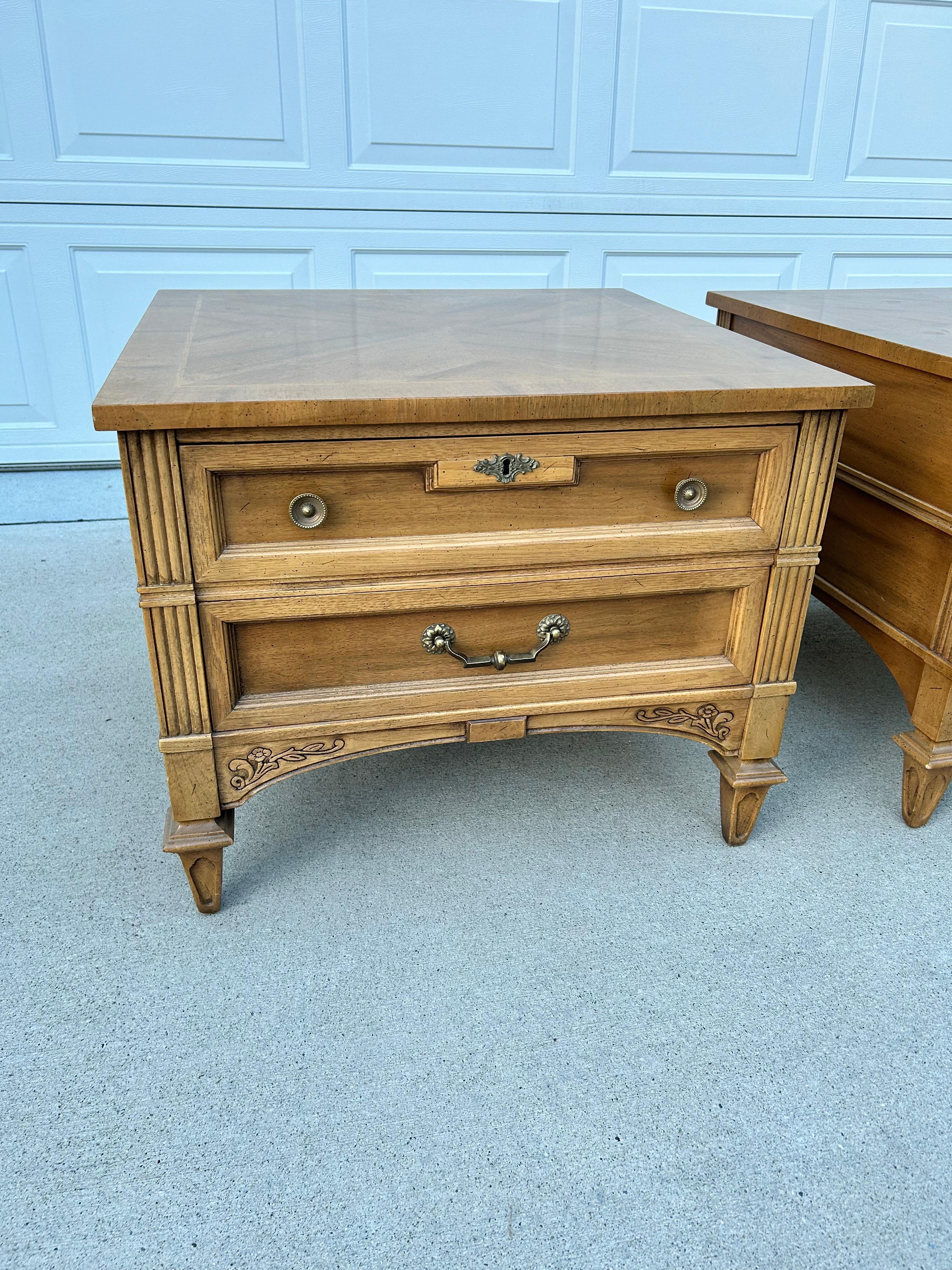 Pareja de mesillas de noche MCM American of Martinsville Moderno de mediados de siglo en venta