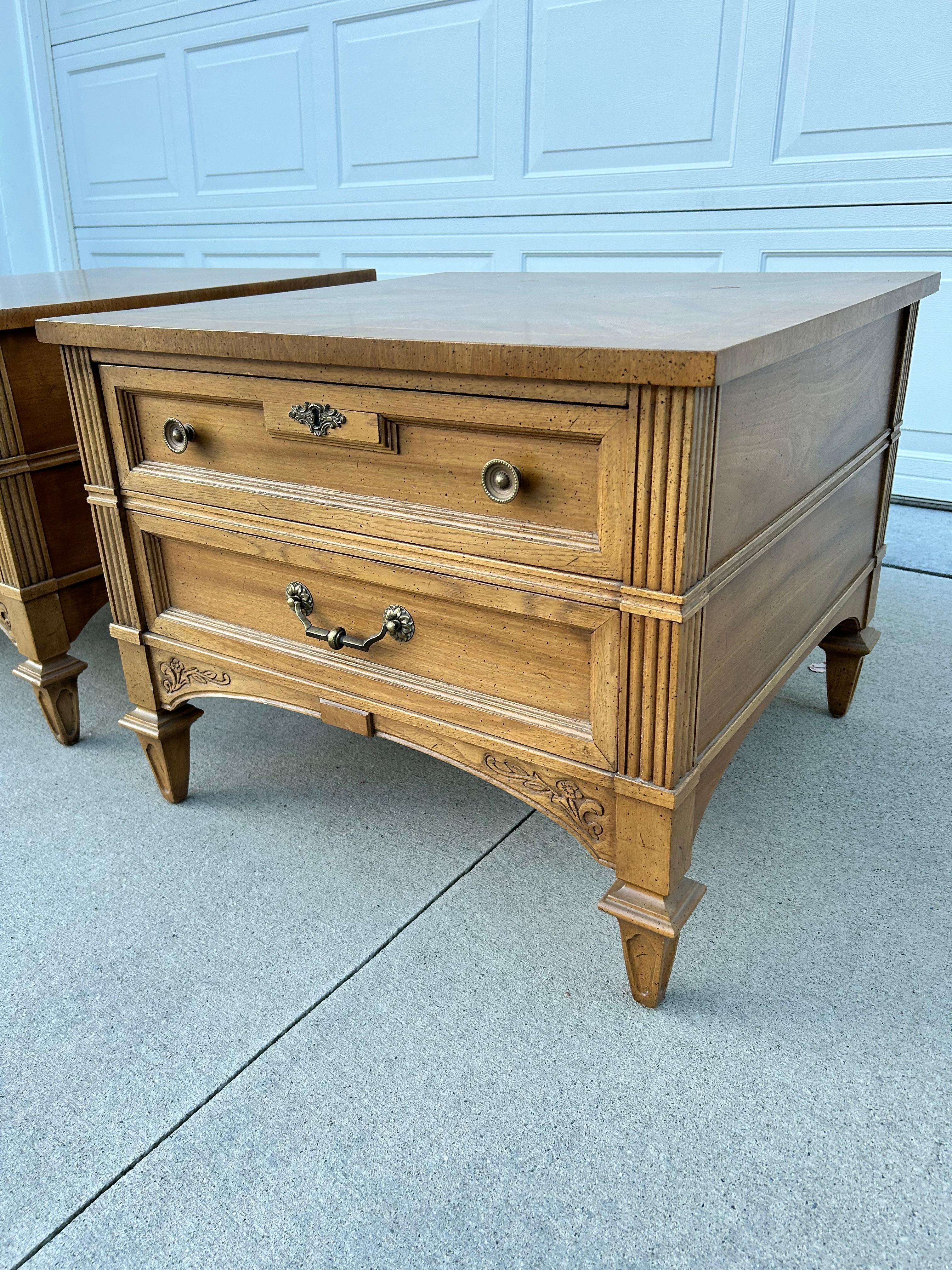 Pareja de mesillas de noche MCM American of Martinsville Estadounidense en venta