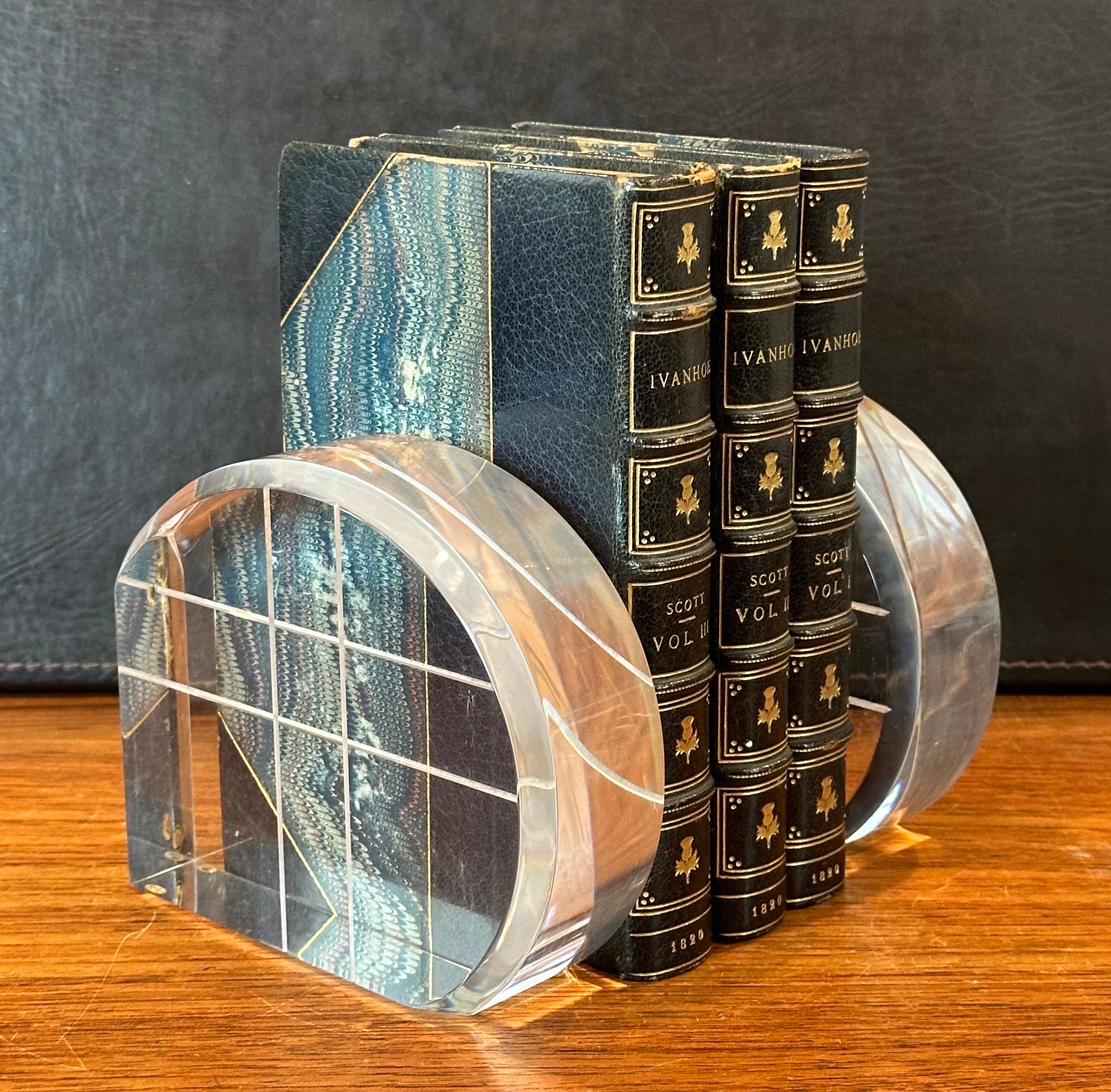 20th Century Pair of MCM Arched Lucite Bookends in the Style of Herb Ritts For Sale