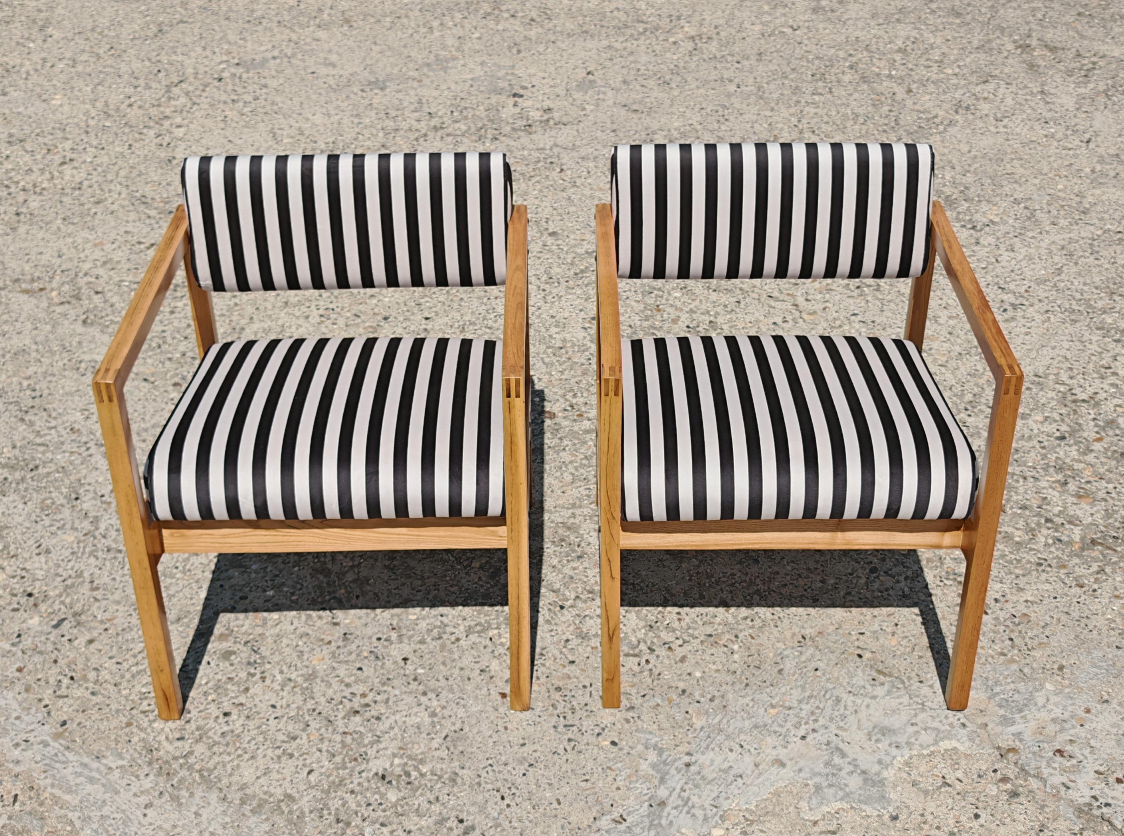 Fabric Pair of MCM Armchairs in solid Ash designed by Bernardo Bernardi, Yugoslavia For Sale