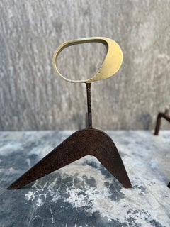 Pareja de candelabros escultóricos MCM de latón y hierro, circa 1960