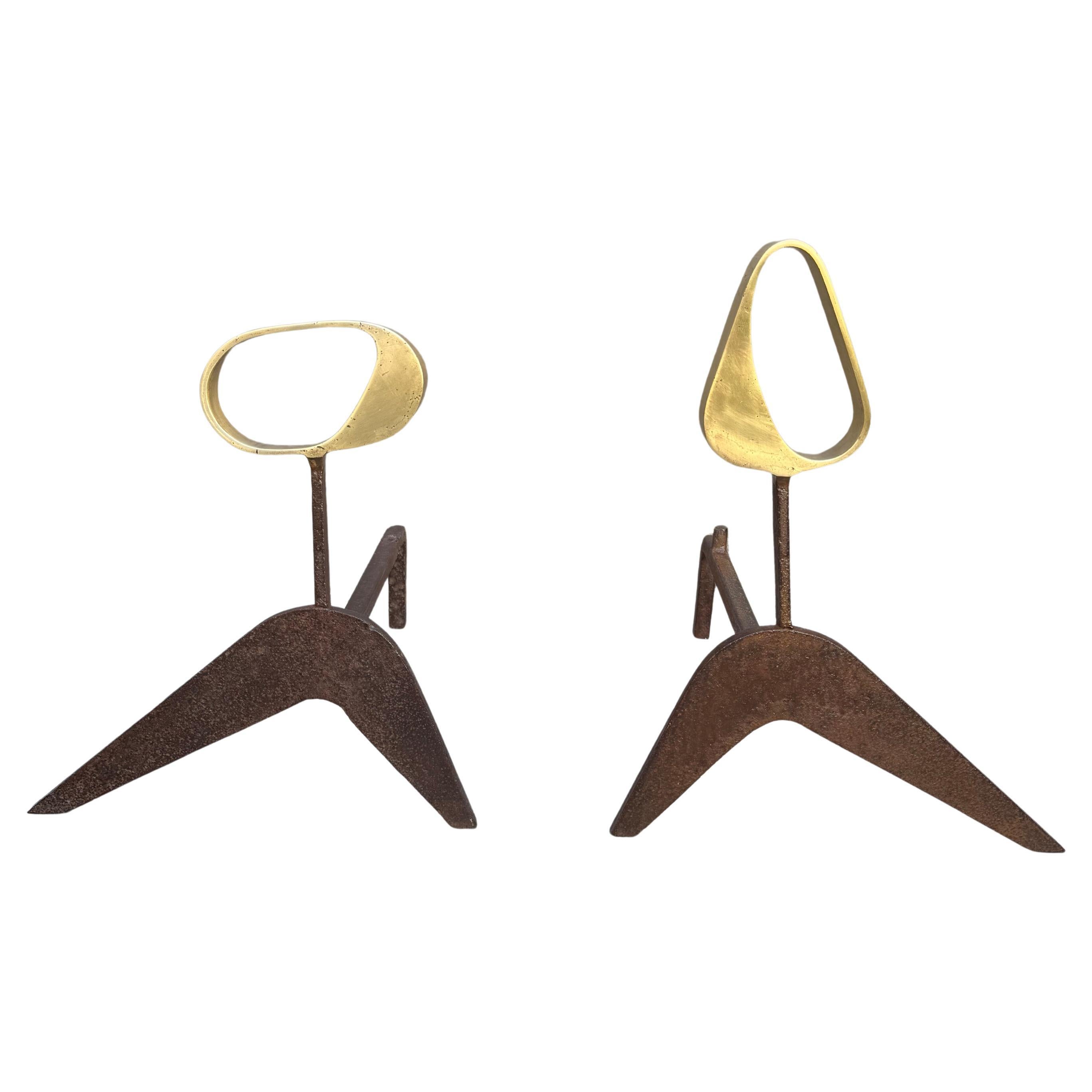 Paire de chenets sculpturaux en laiton et fer de MCM, vers 1960 en vente