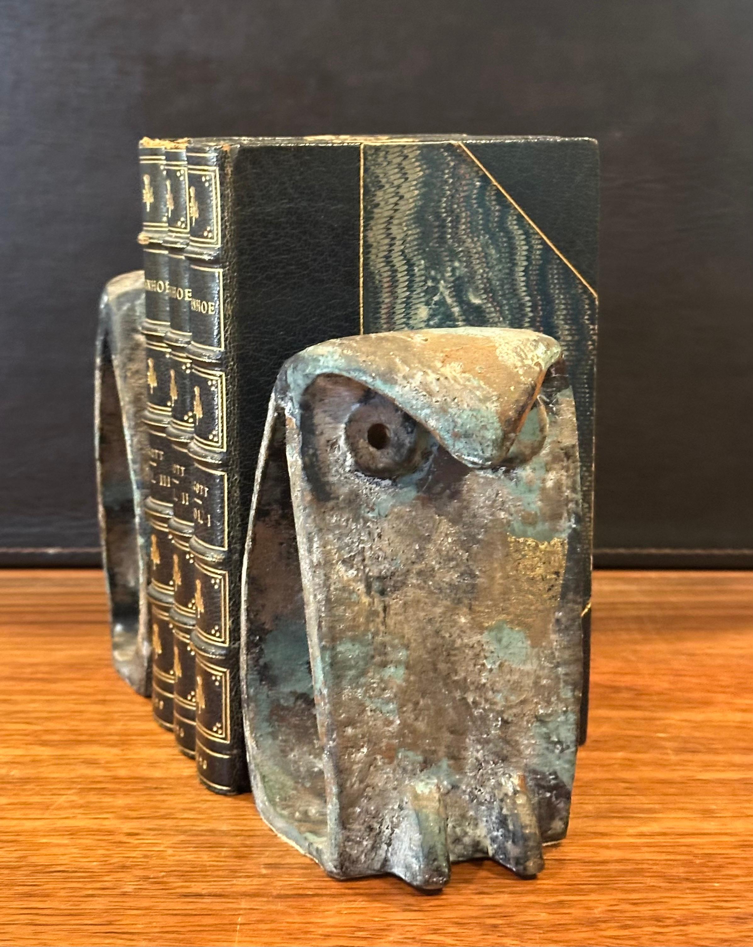 Coppia di reggilibri MCM Brutalist Forged Iron Owl nello stile di Isamu Noguchi in vendita 2