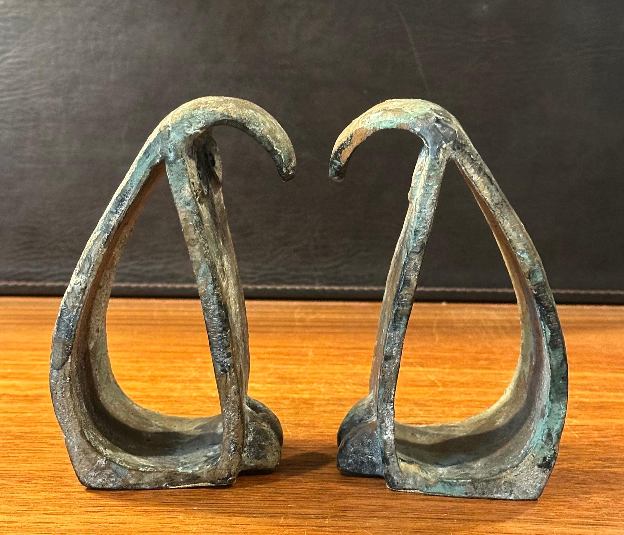 Coppia di reggilibri MCM Brutalist Forged Iron Owl nello stile di Isamu Noguchi in vendita 5
