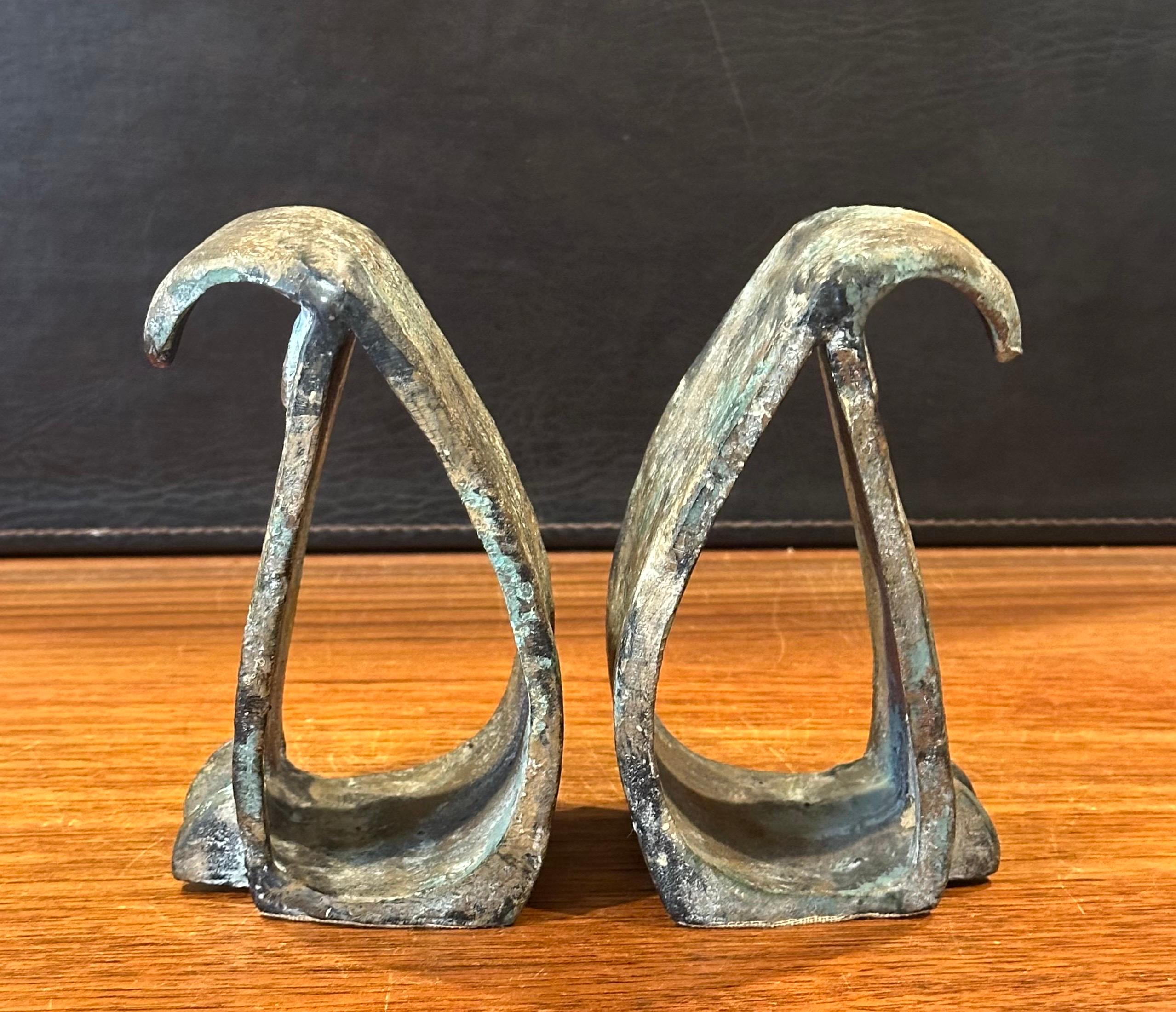 Coppia di reggilibri MCM Brutalist Forged Iron Owl nello stile di Isamu Noguchi in vendita 6