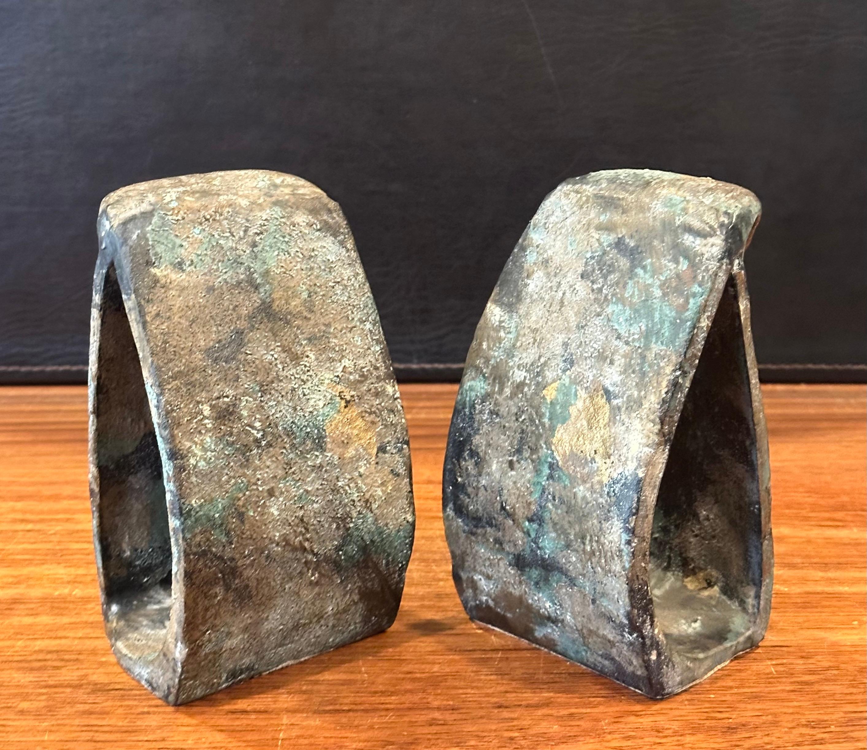 Coppia di reggilibri MCM Brutalist Forged Iron Owl nello stile di Isamu Noguchi in vendita 7