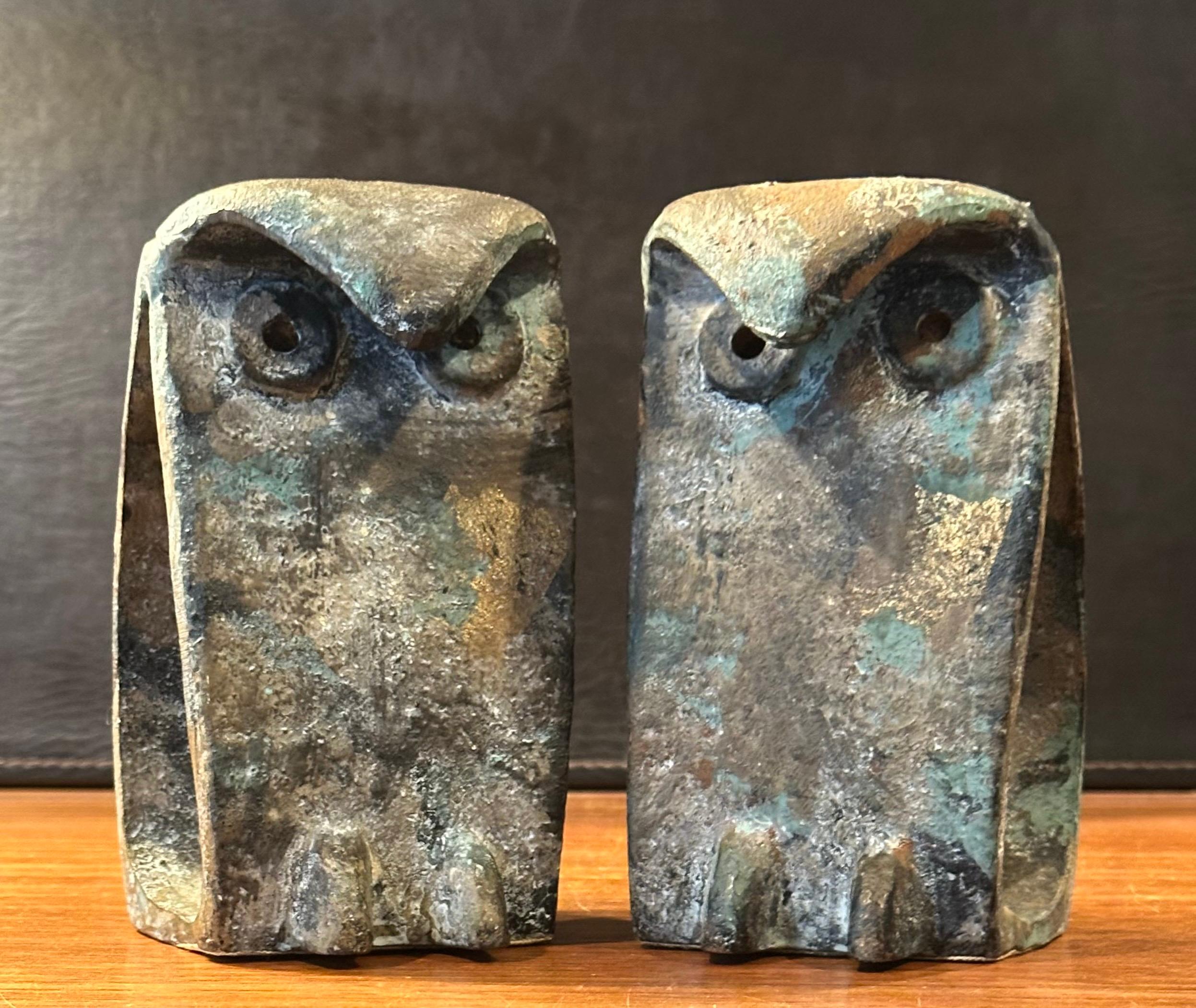 Mid-Century moderno Coppia di reggilibri MCM Brutalist Forged Iron Owl nello stile di Isamu Noguchi in vendita