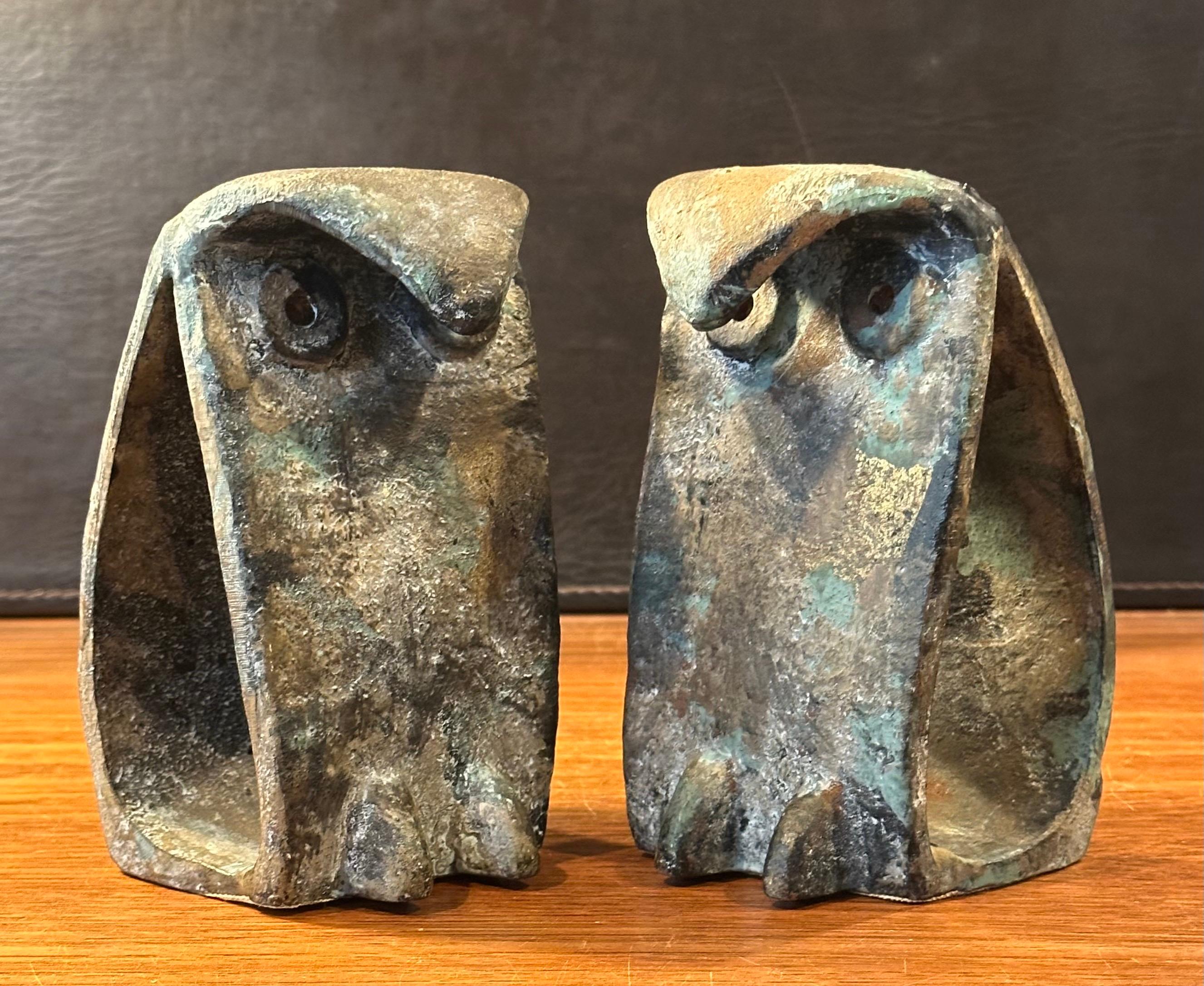 Nordamericano Coppia di reggilibri MCM Brutalist Forged Iron Owl nello stile di Isamu Noguchi in vendita