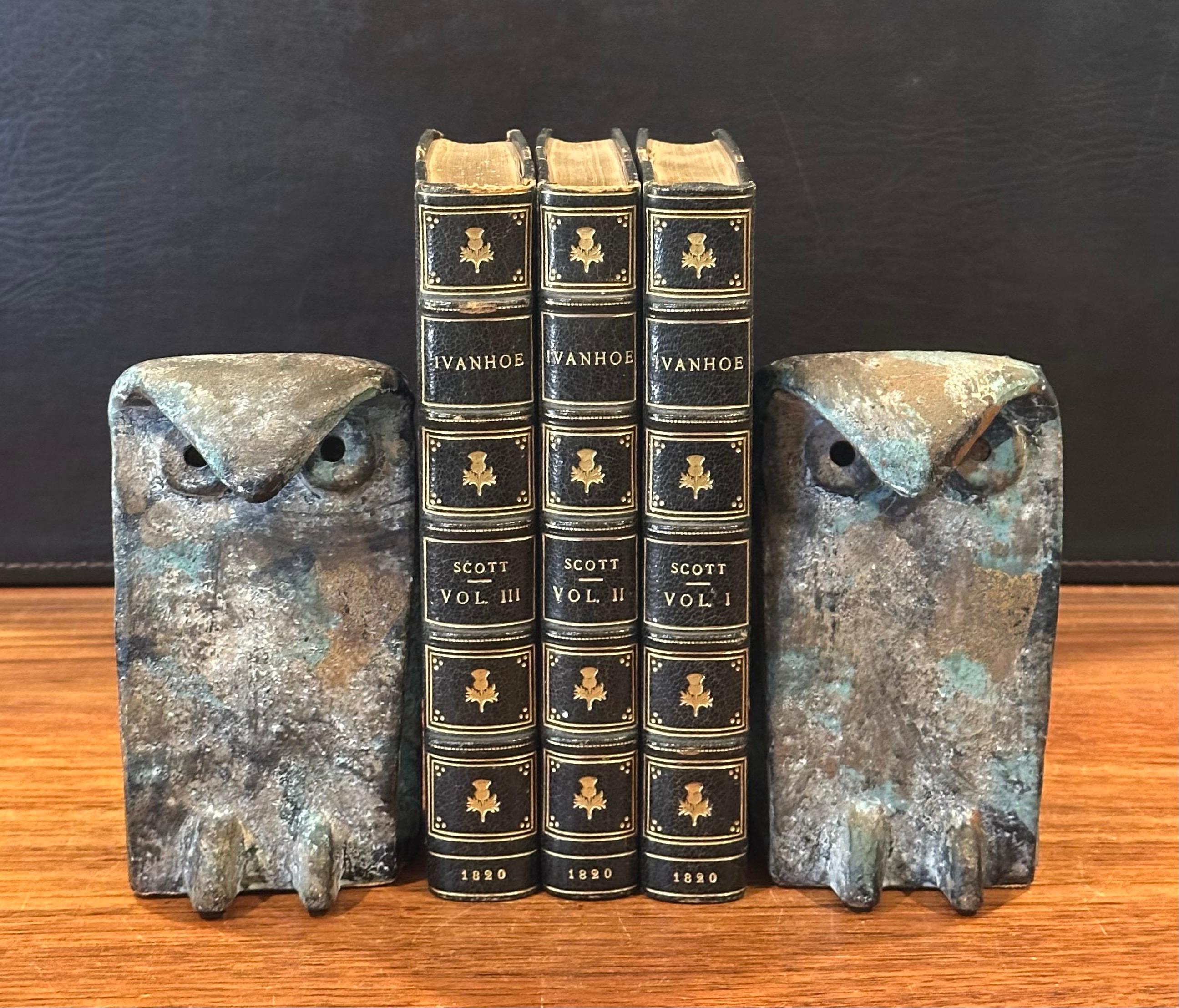 Forgiato Coppia di reggilibri MCM Brutalist Forged Iron Owl nello stile di Isamu Noguchi in vendita