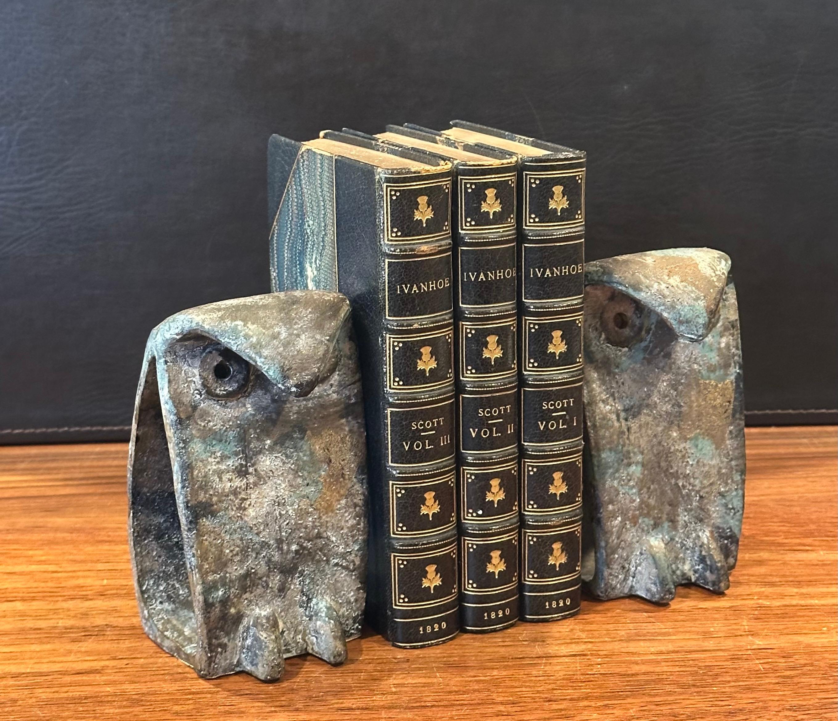 XX secolo Coppia di reggilibri MCM Brutalist Forged Iron Owl nello stile di Isamu Noguchi in vendita