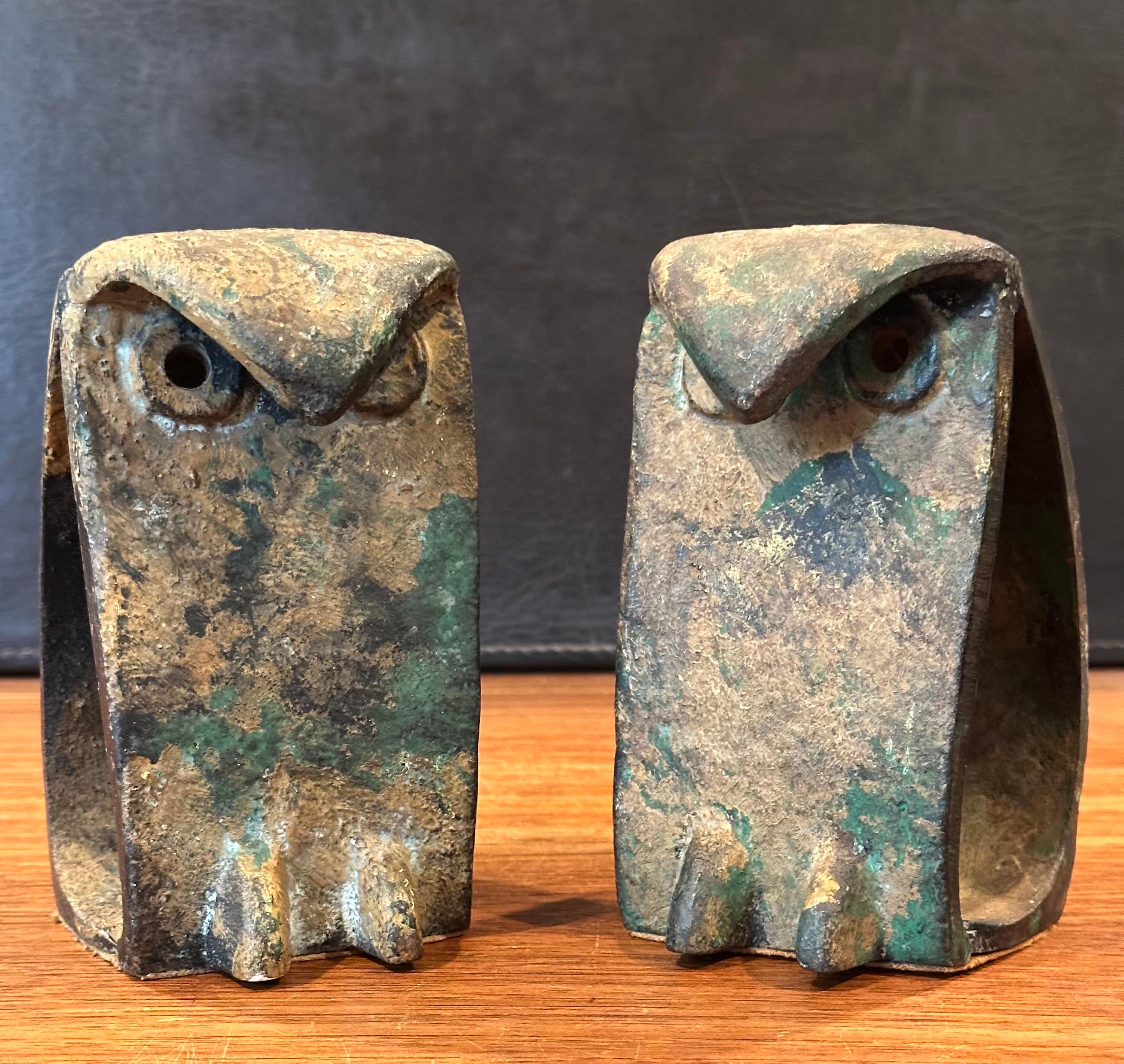 Pair of MCM Brutalist Forged Iron Owl Bookends In the Style of Isamu Noguchi For Sale 1