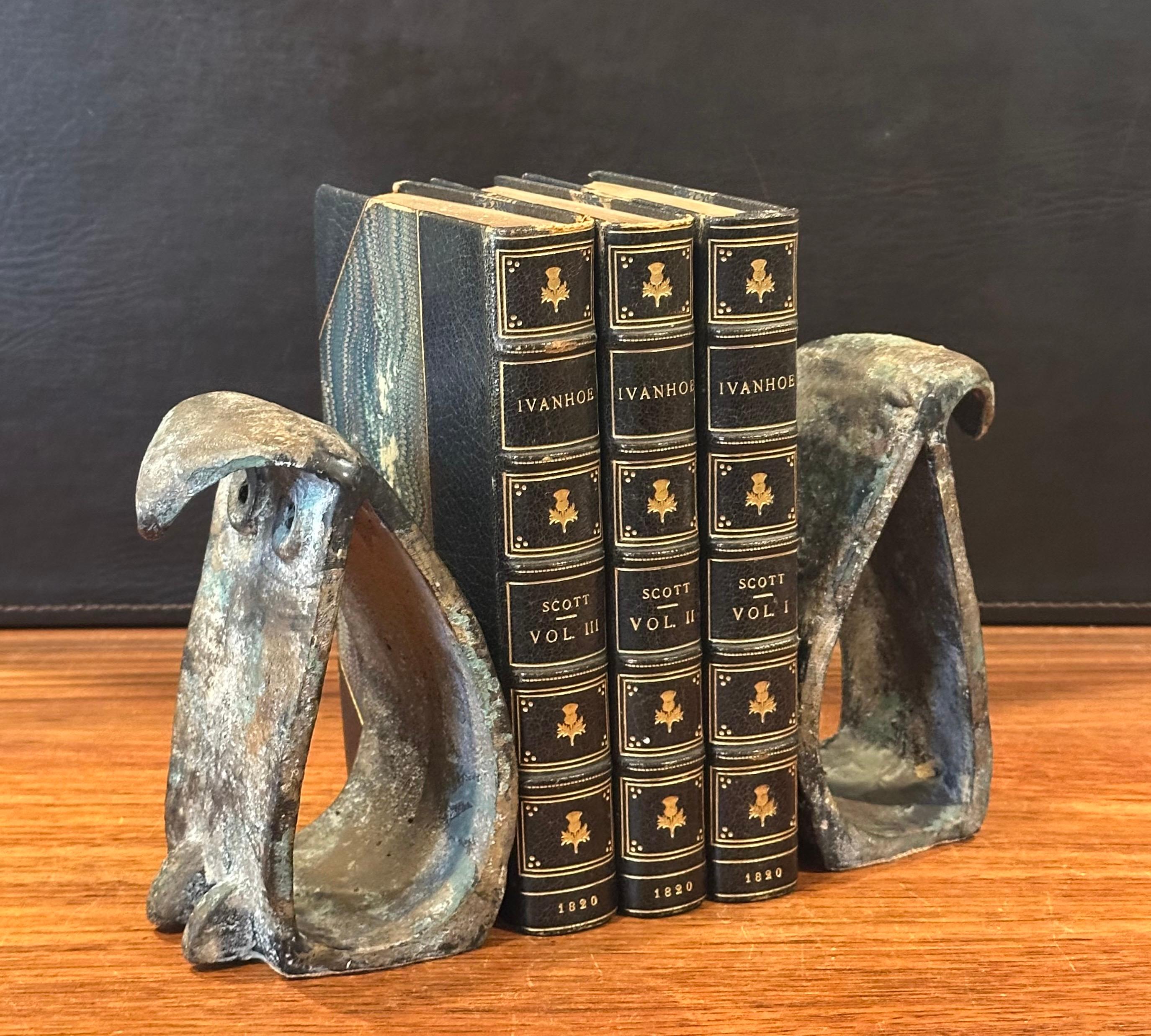 Ferro Coppia di reggilibri MCM Brutalist Forged Iron Owl nello stile di Isamu Noguchi in vendita