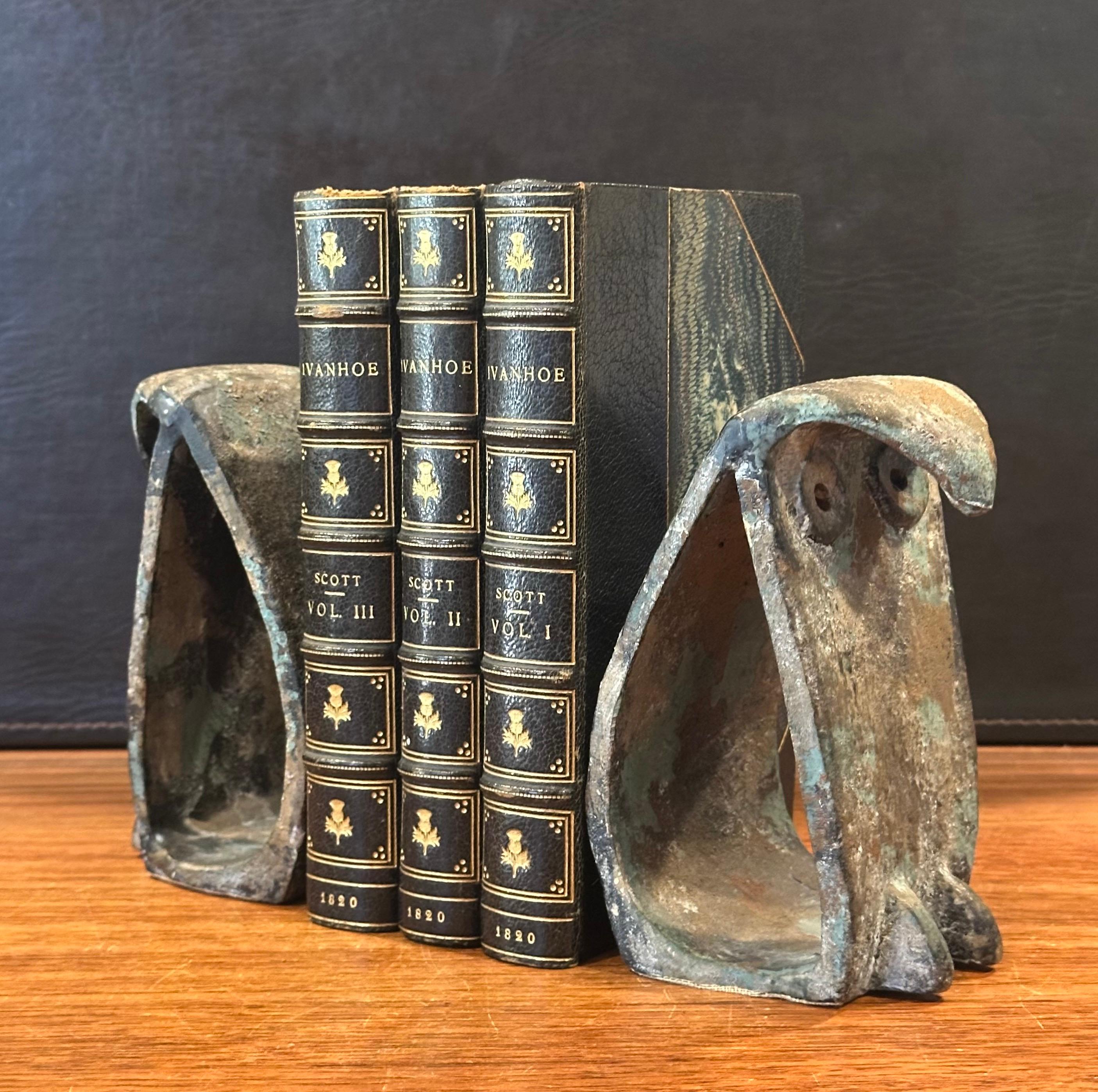 Coppia di reggilibri MCM Brutalist Forged Iron Owl nello stile di Isamu Noguchi in vendita 1