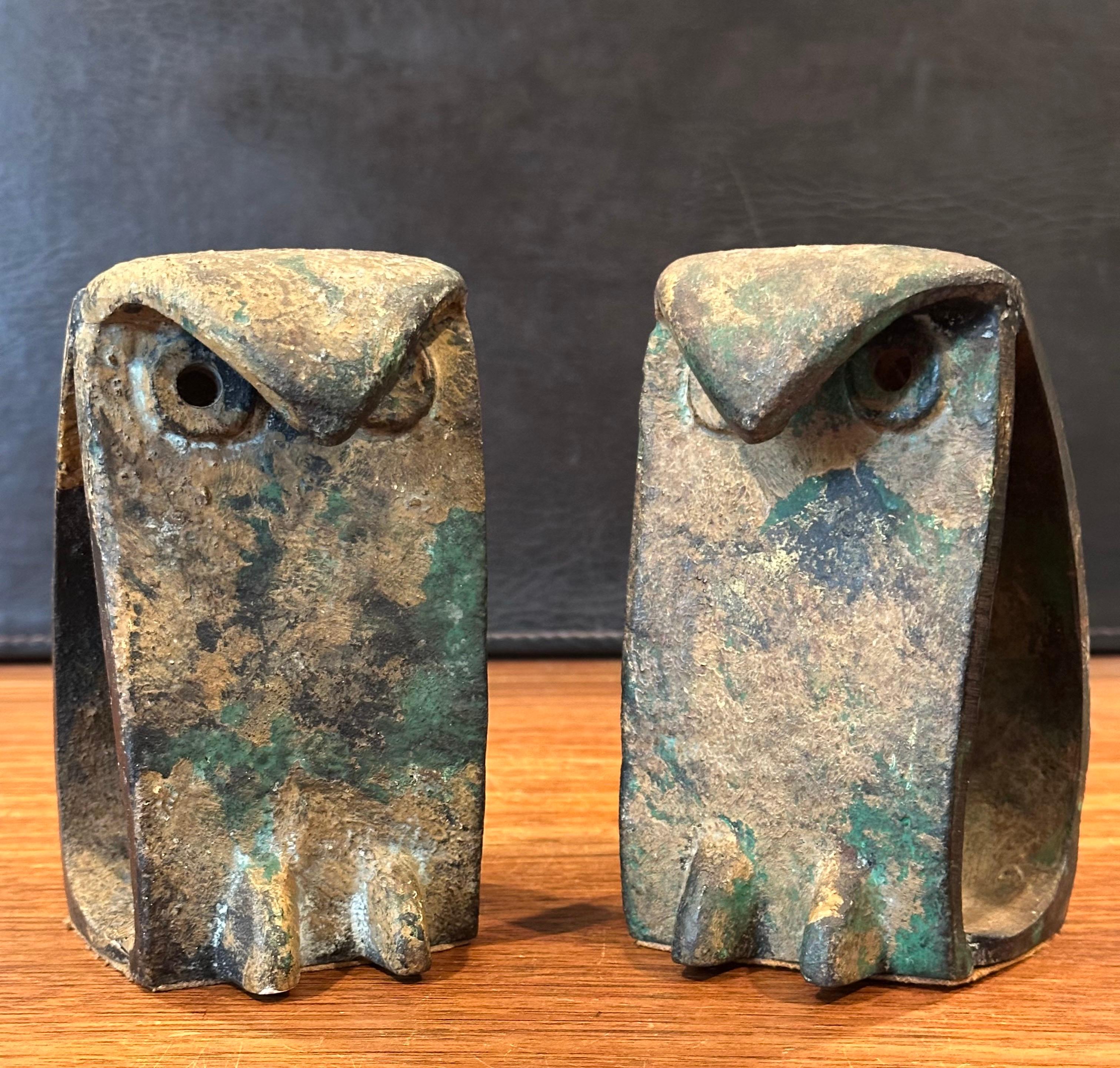 Pair of MCM Brutalist Forged Iron Owl Bookends In the Style of Isamu Noguchi For Sale 3