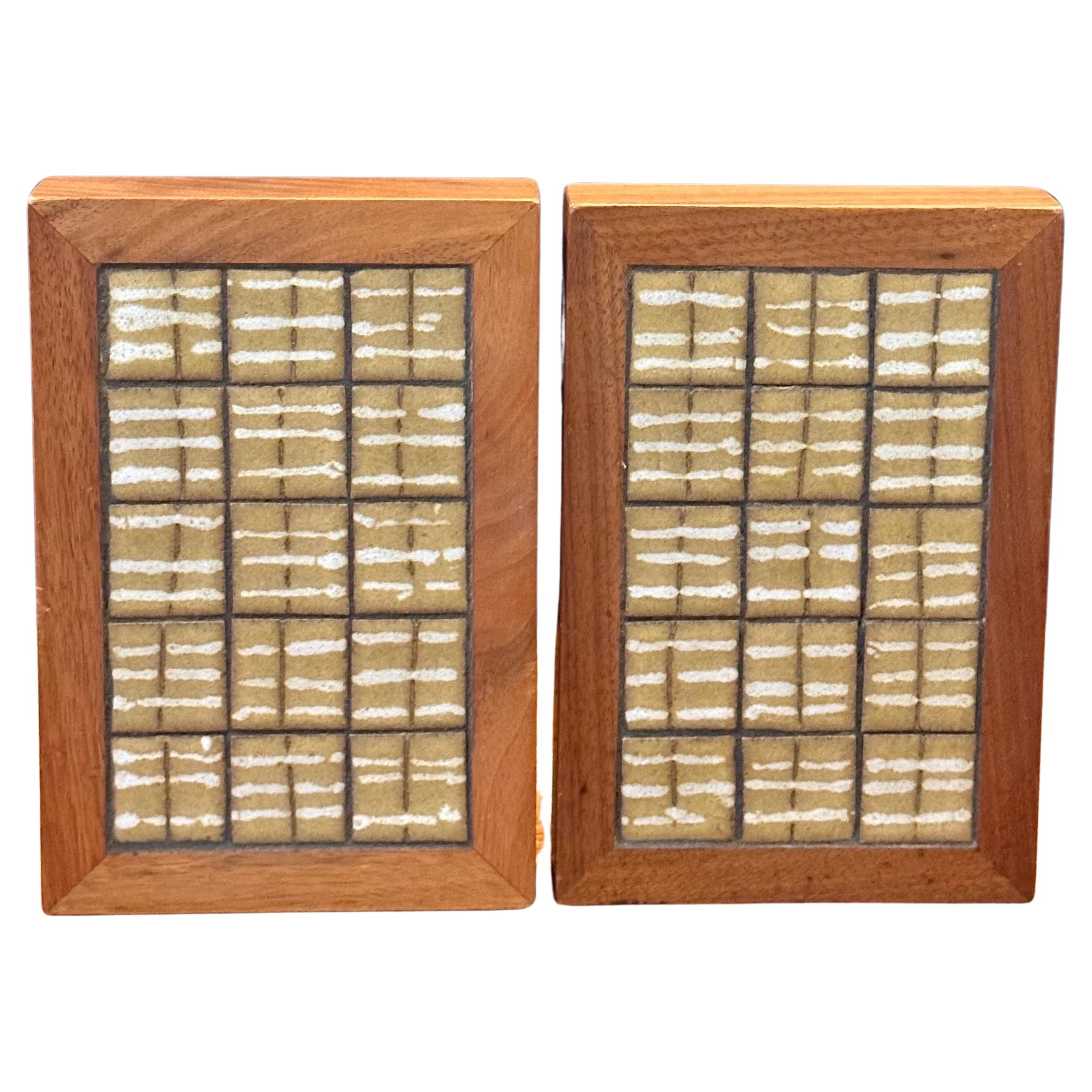 Buchstützen aus MCM-Keramikfliesen und Nussbaumholz von Jane & Gordon Martz, Paar im Angebot