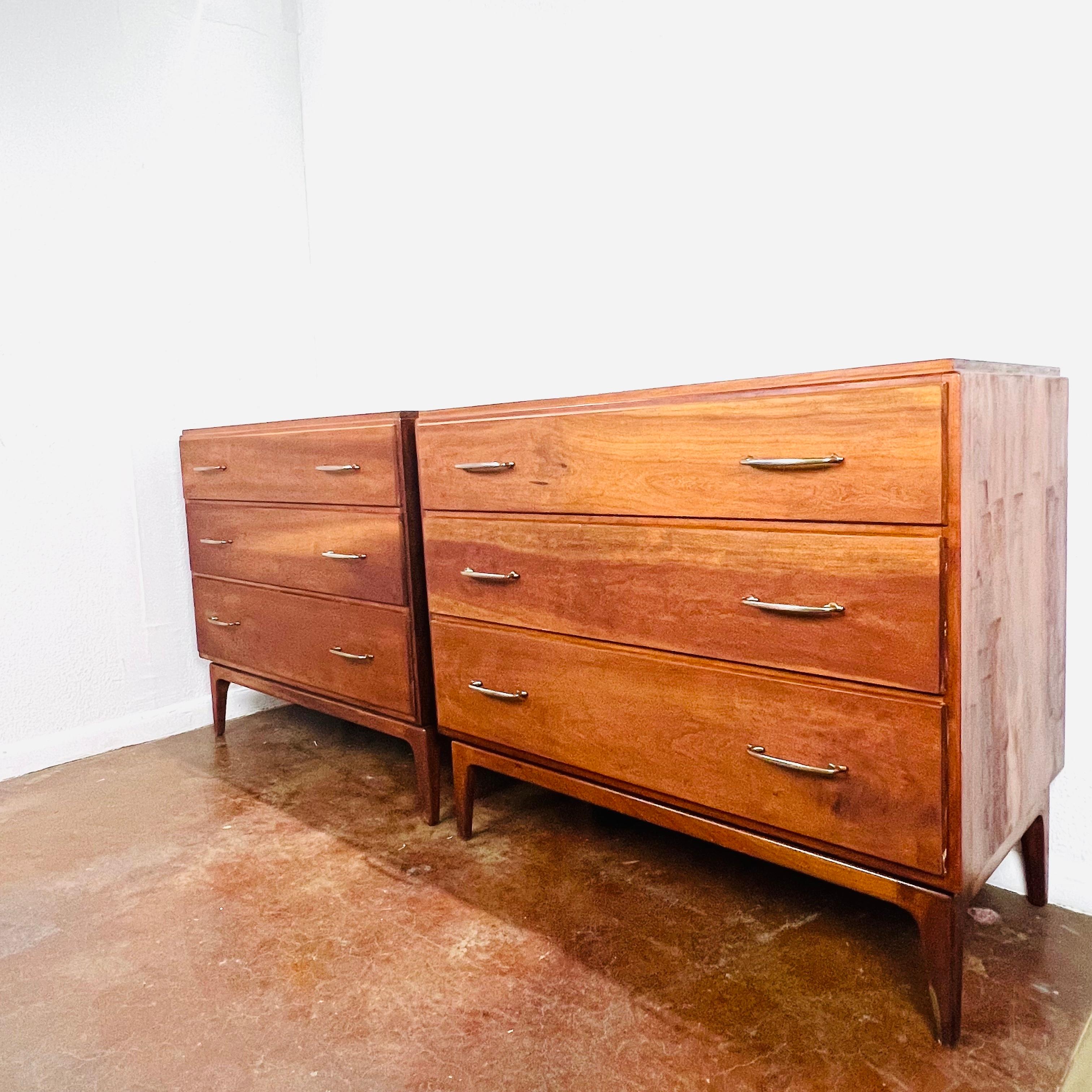 Pair of MCM Cherry 3 Drawer Chests / Dressers Moderno de mediados de siglo
