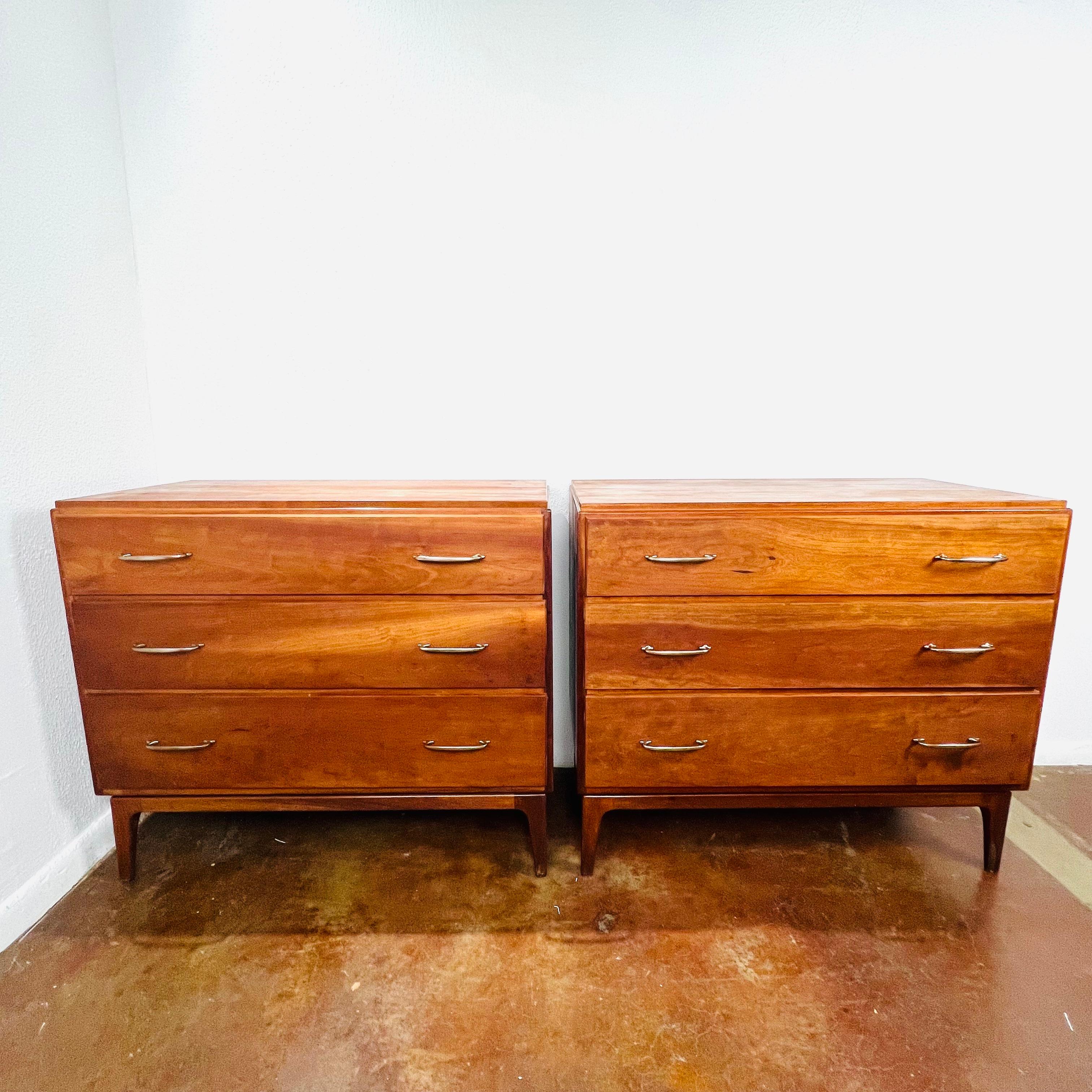 Pair of MCM Cherry 3 Drawer Chests / Dressers en Bueno Estado en Dallas, TX