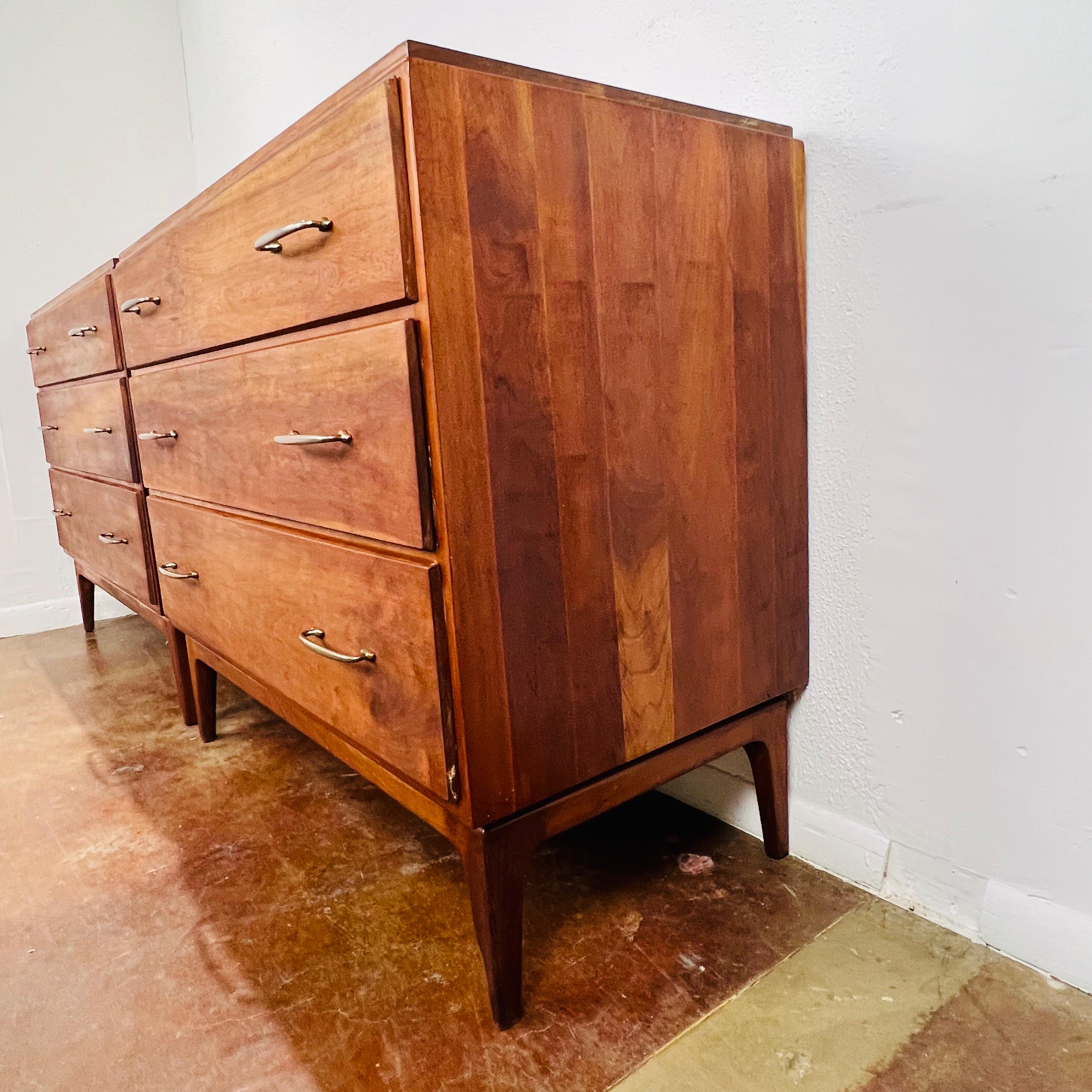 Pair of MCM Cherry 3 Drawer Chests / Dressers mediados del siglo XX