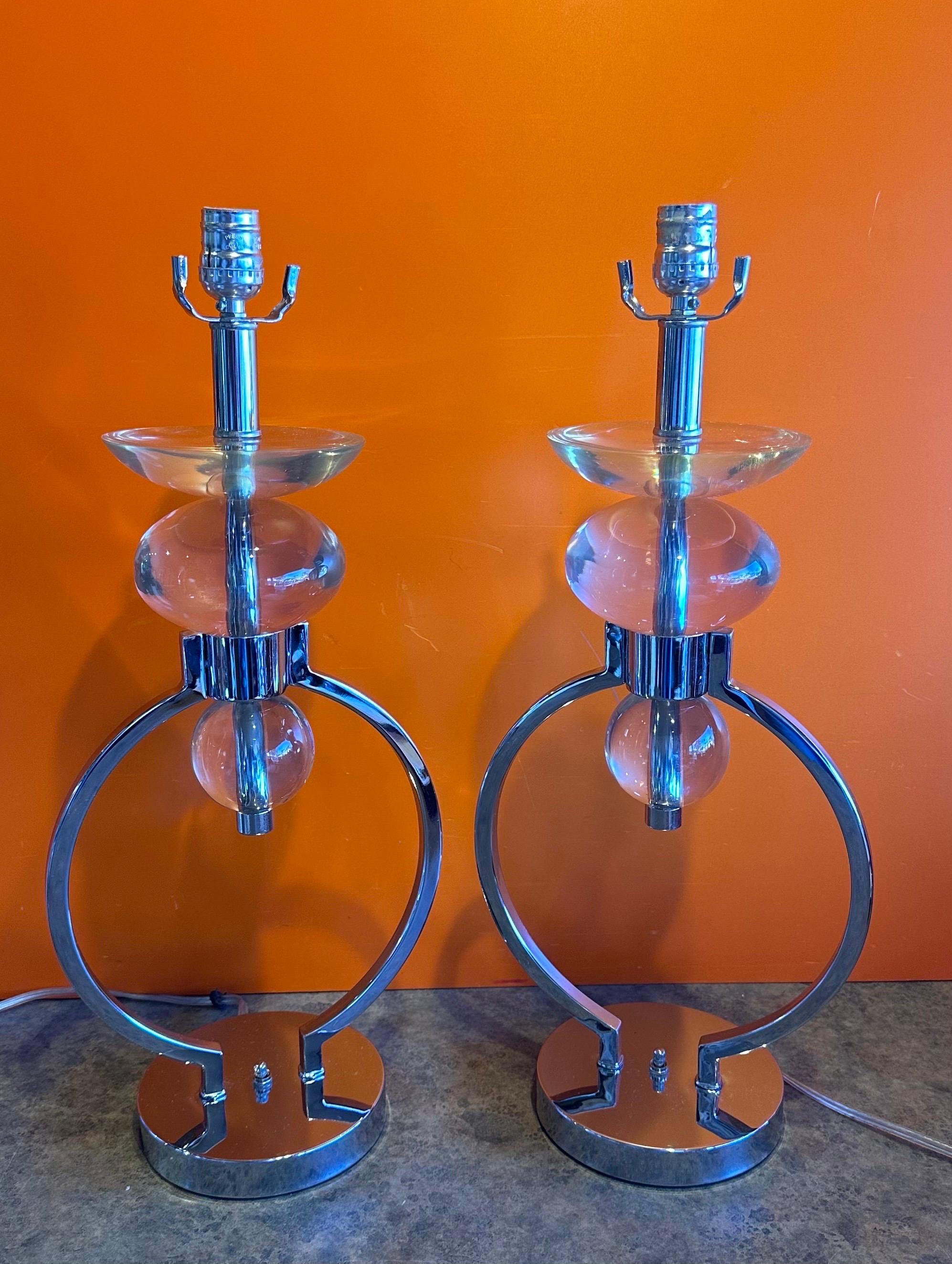 Pareja de lámparas de mesa MCM de cromo y lucita de Hivo Van Teal Moderno de mediados de siglo en venta